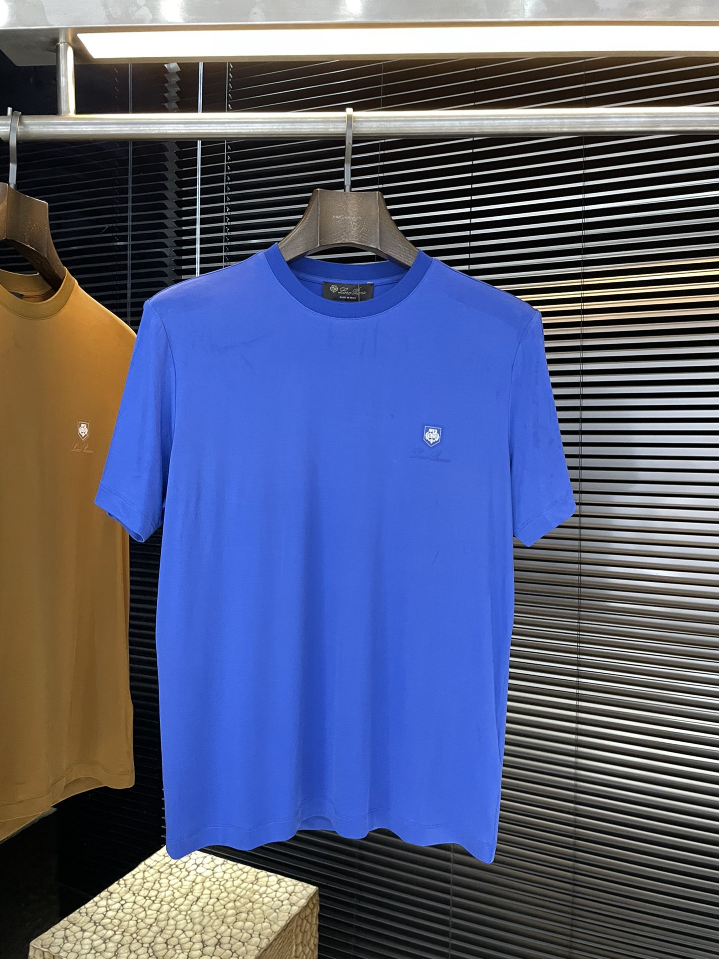 NO:734906,P LP (Nuoyou Panya) VIP advanced customization 2026 spring and summer new embroidered short-sleeved T-shirt. This T-shirt is made of soft modal ice silk fabric. Classic and timeless round neck short-sleeved design, decorated with Logo embroidery. Daily casual, novel and unique style. Highly recommended!  Size M-3XL,,loro piana,T-shirt,tees,t-shirt,19860909P  LP（诺悠翩雅）VIP高级定制 2026春夏季新款刺绣短袖T恤,此款T恤衫采用柔软的莫代尔冰丝面料制成.经典隽永的圆领短袖设计,饰有Logo刺绣 日常休闲 款式新颖独特 强烈推荐！码数 M-3XL,,loro piana,T-shirt,tees，t-shirt,,Men's clothing