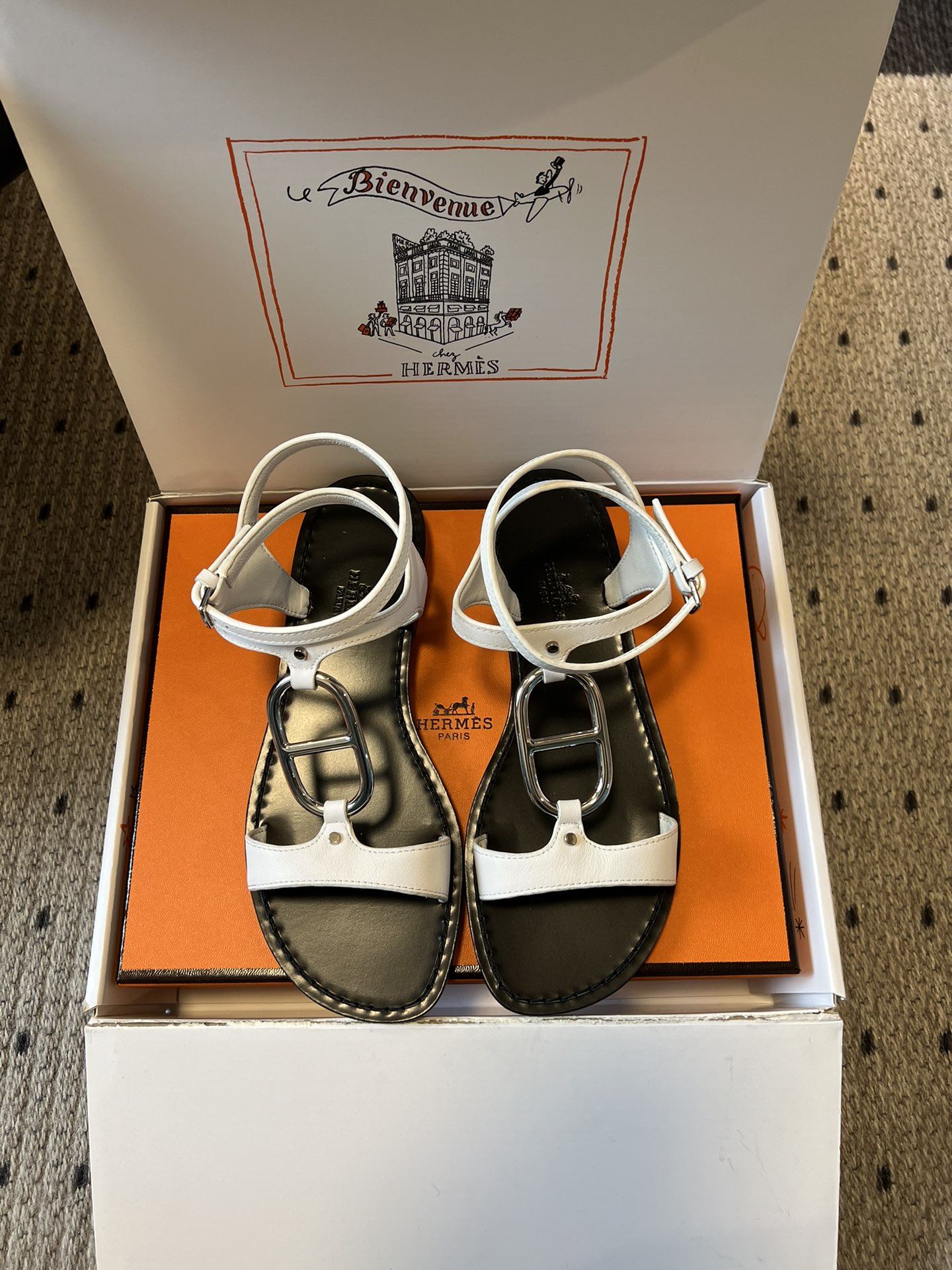 NO:724254,Top quality Herme*26ss new summer ankle strap flat sandals are based on classic Roman sandals. The design of a single strap + ankle strap is simple and neat. The flat shoe shape is suitable for a variety of foot types, with both comfort and elegance. The body of the shoe has neat lines, the connection between the metal buckle and the upper is natural and smooth, and the brand logo is only presented in the form of embossing in a low-key manner inside the shoe.  The leather material and hollow design make it light and breathable, suitable for long-term wear in summer. It can be matched with casual jeans and dresses, as well as simple commuting clothes. It is a 'universal item' for creating a summer look. Suede upper, suede lining, Italian genuine leather outsole, hardware pure steel buckle, 1cm higher  size 35-40 (customized sizes 40 are non-refundable), sandals, hermes, sandals, flats, skirts, jeans, sheepskin, Leather soles19860909顶级品质 Herme*26ss 新款夏季踝带平底凉鞋 以经典罗马凉鞋为原型,一字带+踝带的设计简约利落,平底鞋型适配多种脚型,兼具舒适感与优雅感.鞋身车线工整,金属扣与鞋面的衔接自然流畅,品牌标识仅以压印形式低调呈现于鞋内. 皮革材质与镂空设计搭配,上脚轻盈透气,适合夏季长时间穿着.既能搭配休闲感的牛仔裤、连衣裙,也能适配简约风的通勤装,是打造夏日造型的“万能单品”. 鞋面小山羊皮 内里小山羊皮 大底意大利真皮大底 五金纯钢扣 增高1cm size35-40码（40码定制不退换）,凉鞋,hermes,sandals,flats,skirts,jeans,sheepskin,Leather soles,Women's Shoes