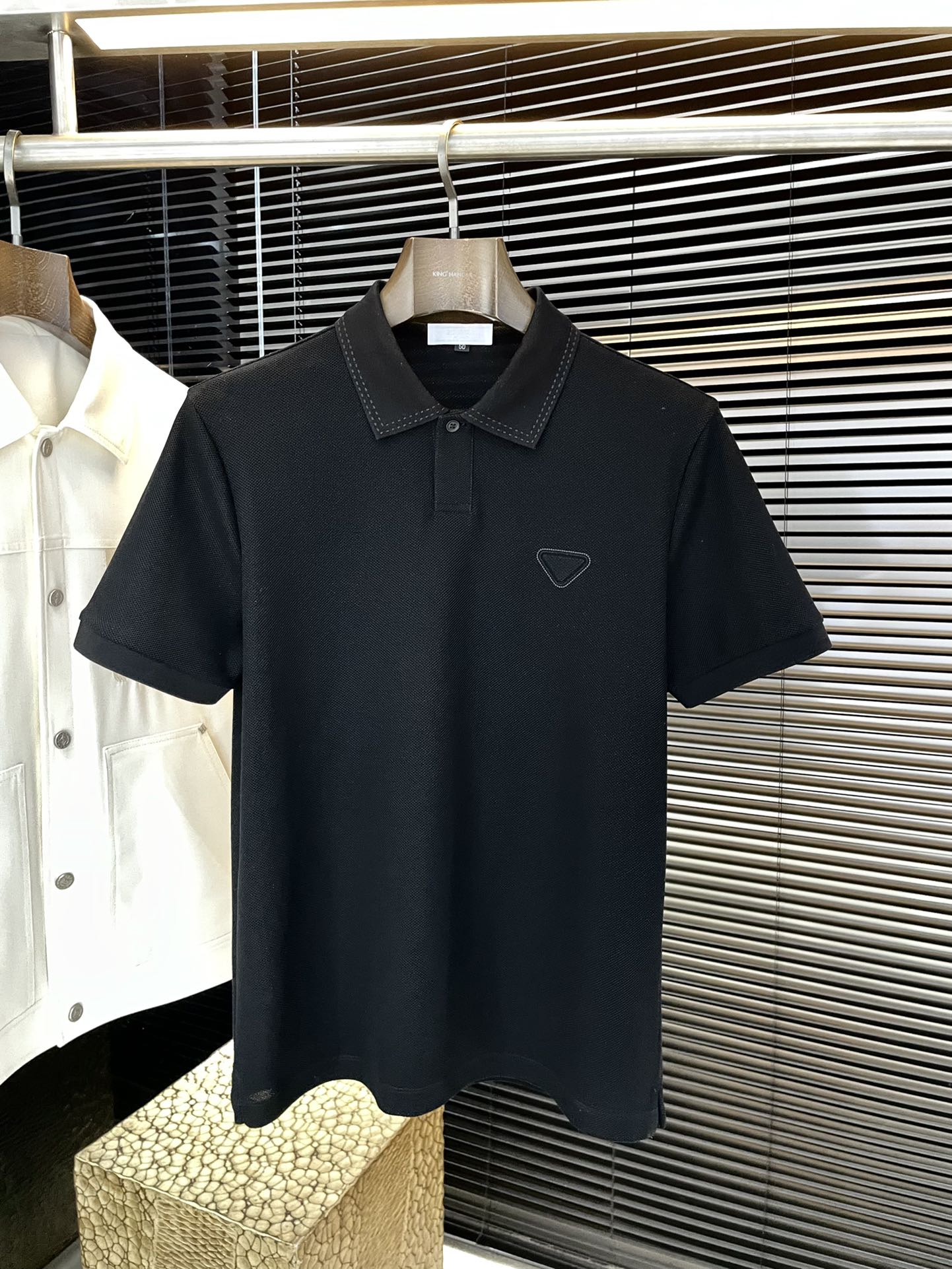 NO:734912,P PRAD - The latest Polo short-sleeved model for the spring and summer of 2026. This Polo shirt is made of high-end cotton pique fabric. It is a timeless design item suitable for various seasons. Classic style, decorated with classic triangle logo embossed logo on the chest, original 1:1 development, complete with three logos, business casual, high-end for both outer wear and inner wear, highly recommended!  Size M-3XL,,prada,prada,T-shirt,19860909P  PRAD-（普拉）2026年春夏最新款Polo短袖,这款Polo衫采用高端棉质珠地面料制成,是适合各种季节的隽永设计单品.经典款式,胸前饰有经典三角标压花工艺标识,原版1:1开发,三标齐全,商务休闲,外穿内搭都高档次,强烈推荐！码数M-3XL,,prada,prada,T-shirt,,Men's clothing