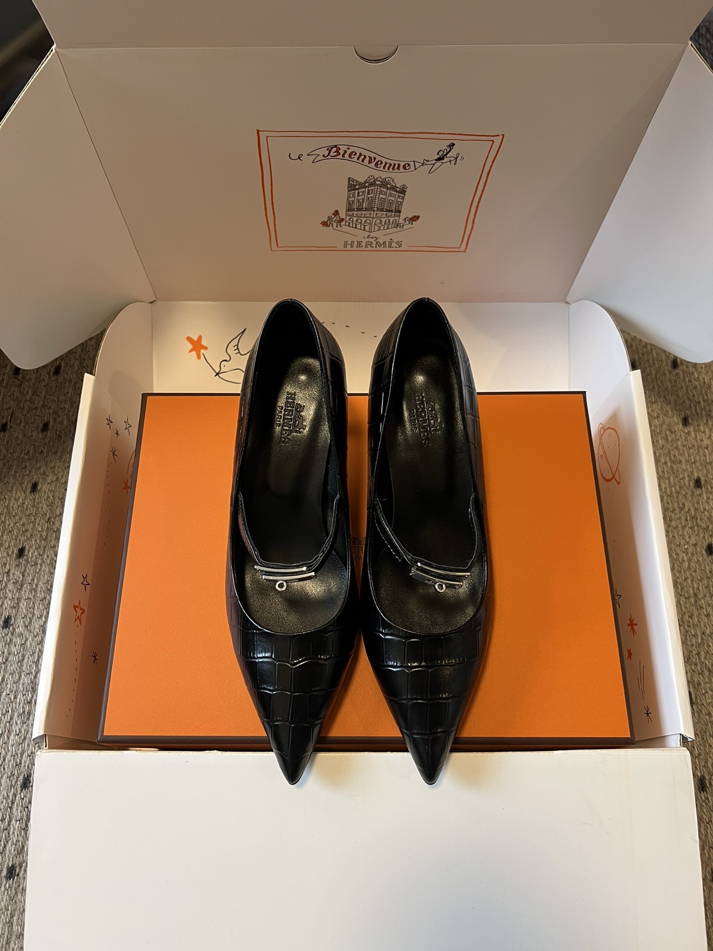 NO:747372,Hermes 26ss new classic elegant pointed toe Mary Jane high heels are based on the classic Mary Jane shoes. The design of the pointed toe + one-word buckle is simple and elegant. The pointed toe shape can visually lengthen the leg line and adapt to a variety of leg types. It continues the brand's low-key and high-end design concept. Only metal buckles are used to embellish the shoe body. There is no unnecessary decoration on the whole, and the lines are smooth and neat, showing French elegance.  The soft leather material and moderately loose shoe last fit the foot shape immediately. The 6cm heel height combines elegance and comfort, and is not easy to fatigue when walking for a long time. It can be matched with retro-style dresses, suit pants, or minimalist commuting wear. It is a 'universal item' to create an elegant look. Suede upper/crocodile pattern cowhide, suede lining, Italian genuine leather outsole, 6cm higher  size 35-40 (customized sizes 40 are not returnable), single shoes, hermes, mary jane, high heels, skirts, business suit, cowhide, sheepskin, Leather soles19860909Hermes 26ss 新款经典优雅尖头玛丽珍高跟鞋 以经典玛丽珍鞋为原型,尖头+一字搭扣的设计简约优雅,尖头造型能在视觉上拉长腿部线条,适配多种腿型.延续了品牌低调高级的设计理念,仅通过金属扣点缀鞋身,整体无多余装饰,线条流畅利落,尽显法式优雅. 柔软的皮革材质与适度宽松的鞋楦,上脚即贴合脚型,6cm的鞋跟高度兼顾了优雅与舒适度,长时间行走也不易疲劳.既能搭配复古风的连衣裙、西装裤,也能适配极简风的通勤装,是打造优雅造型的“万能单品”. 鞋面小山羊皮/鳄鱼纹牛皮 内里小山羊皮 大底意大利真皮大底 增高6cm size35-40码（40码定制不退换）,单鞋,hermes,mary jane,high heels,skirts,business suit,cowhide,sheepskin,Leather soles,Women's Shoes