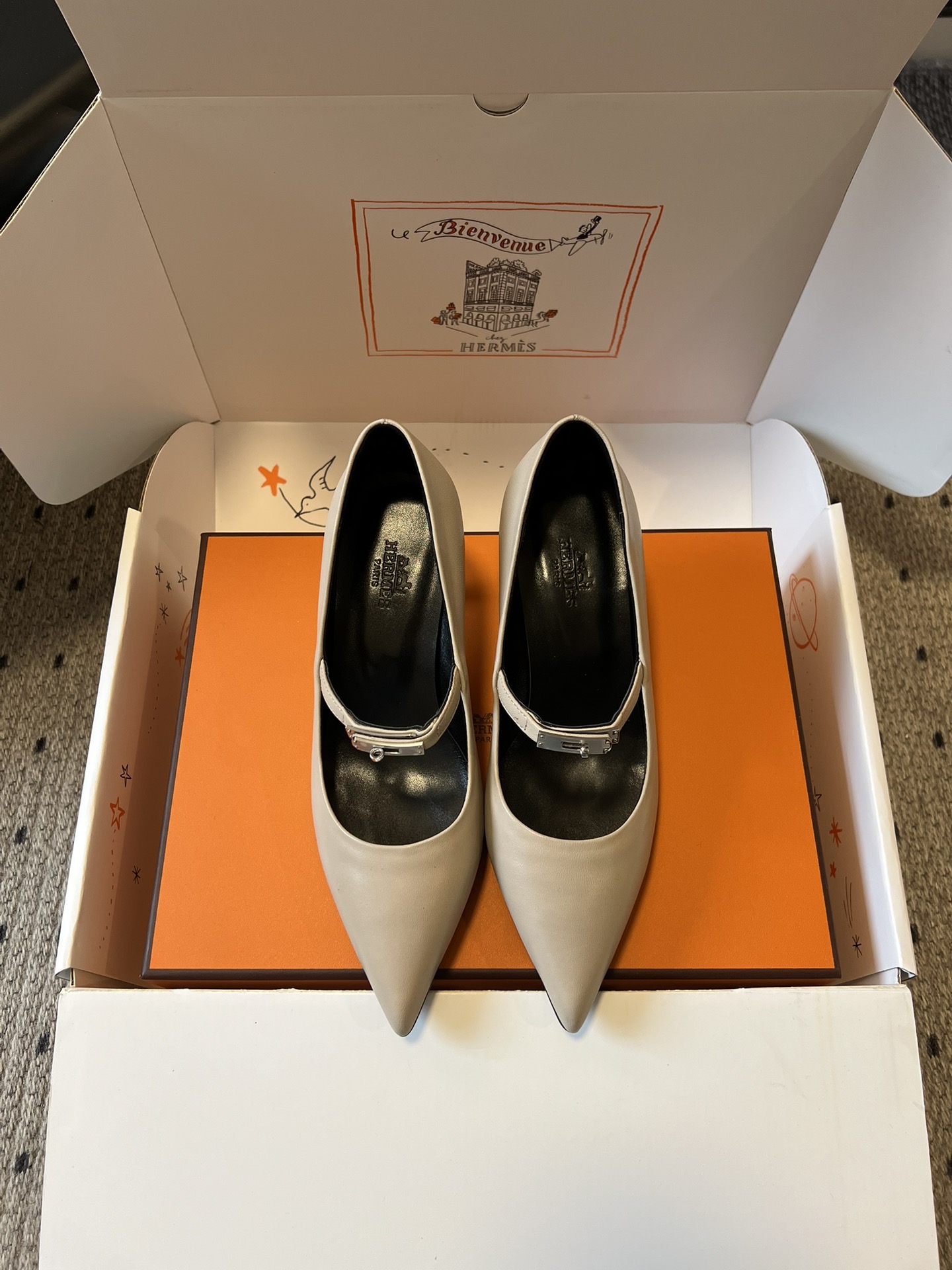 NO:724297,Top quality Herme*26ss new classic elegant pointed toe Mary Jane high heels are based on classic Mary Jane shoes. The design of pointed toe + one-word buckle is simple and elegant. The pointed toe shape can visually lengthen the leg line and adapt to various leg types. It continues the brand's low-key and high-end design concept. Only metal buckles are used to embellish the shoe body. There is no unnecessary decoration on the whole, and the lines are smooth and neat, showing French elegance.  The soft leather material and moderately loose shoe last fit the foot shape immediately. The 6cm heel height combines elegance and comfort, and is not easy to fatigue when walking for a long time. It can be matched with retro-style dresses, suit pants, or minimalist commuting wear. It is a 'universal item' to create an elegant look. Suede upper/crocodile pattern cowhide, suede lining, Italian genuine leather outsole, 6cm higher  size 35-40 (customized sizes 40 are not returnable), single shoes, hermes, mary jane, high heels, skirts, business suit, cowhide, sheepskin, Leather soles19860909顶级品质 Herme*26ss 新款经典优雅尖头玛丽珍高跟鞋 以经典玛丽珍鞋为原型,尖头+一字搭扣的设计简约优雅,尖头造型能在视觉上拉长腿部线条,适配多种腿型.延续了品牌低调高级的设计理念,仅通过金属扣点缀鞋身,整体无多余装饰,线条流畅利落,尽显法式优雅. 柔软的皮革材质与适度宽松的鞋楦,上脚即贴合脚型,6cm的鞋跟高度兼顾了优雅与舒适度,长时间行走也不易疲劳.既能搭配复古风的连衣裙、西装裤,也能适配极简风的通勤装,是打造优雅造型的“万能单品”. 鞋面小山羊皮/鳄鱼纹牛皮 内里小山羊皮 大底意大利真皮大底 增高6cm size35-40码（40码定制不退换）,单鞋,hermes,mary jane,high heels,skirts,business suit,cowhide,sheepskin,Leather soles,Women's Shoes