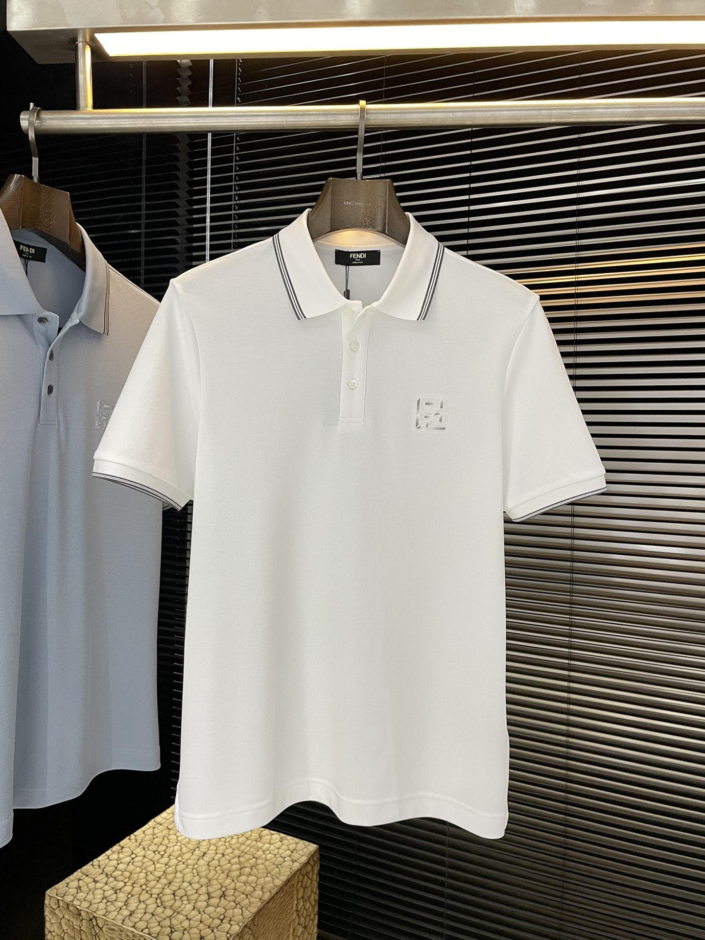 NO:734918,P FEND - (Fendi) 2026 spring and summer latest Polo short-sleeved. This Polo shirt is made of high-end cotton pique fabric. It is a timeless design item suitable for various seasons. Classic style, decorated with classic triangle logo embossed logo on the chest, original 1:1 development, complete with three logos, business casual, high-end for both outer wear and inner wear, highly recommended!  Size M-3XL,,fendi,fendi,T-shirt,19860909P  FEND-（芬迪）2026年春夏最新款Polo短袖,这款Polo衫采用高端棉质珠地面料制成,是适合各种季节的隽永设计单品.经典款式,胸前饰有经典三角标压花工艺标识,原版1:1开发,三标齐全,商务休闲,外穿内搭都高档次,强烈推荐！码数M-3XL,,fendi,fendi,T-shirt,,Men's clothing