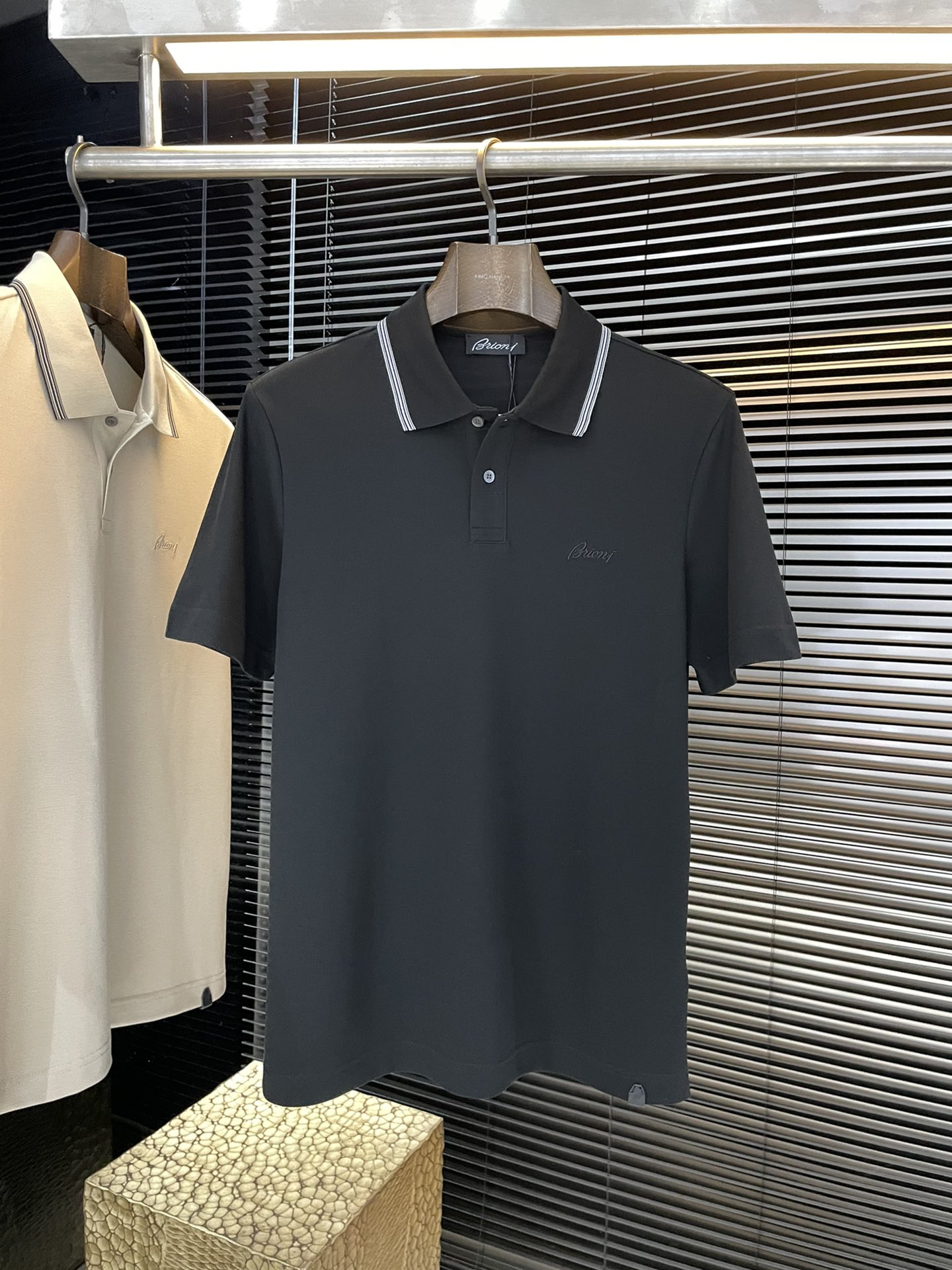 NO:734924,P Brioni (Brioni) 2026 spring and summer latest Polo short-sleeved. This Polo shirt is made of high-end cotton pique fabric. It is a timeless design item suitable for various seasons. Classic style, decorated with classic English Logo embroidery craftsmanship on the chest, original 1:1 development, complete with three labels, business casual, high-end for both outer wear and inner wear, highly recommended!  Size M-3XL,,T-shirt,19860909P  Brioni（布里奥尼） 2026年春夏最新款Polo短袖,这款Polo衫采用高端棉质珠地面料制成,是适合各种季节的隽永设计单品.经典款式,胸前饰有经典Logo英文刺绣工艺标识,原版1:1开发,三标齐全,商务休闲,外穿内搭都高档次,强烈推荐！码数M-3XL,,T-shirt,,Men's clothing