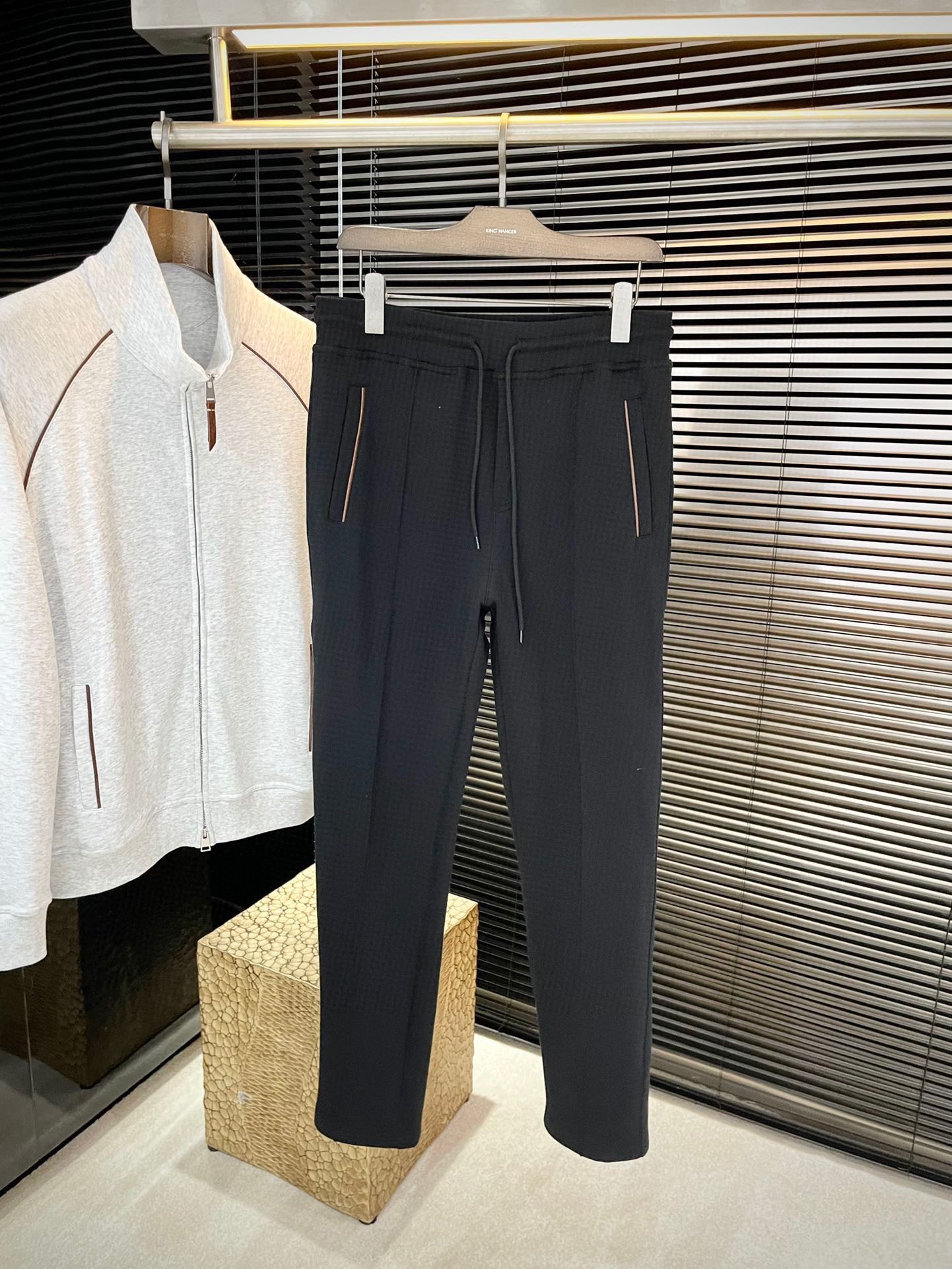 NO:734937,Pants P BC highly recommended!  New products for spring 2026, full of accents, very flattering on the upper body, super stylish, definitely a powerful tool to attract repeat customers!  Fashionable suit. Made of imported 94 long-staple cotton fabric, with good comfort and exquisite workmanship!  Casual and handsome European and American style!  Smooth and neat, the upper body is straight and stylish, fashionable and handsome, a full sportsman image!  Size 48-56,,19860909裤子 P  BC 重磅推荐！2026春季新品 十足腔调 上身非常的赞 超有型 绝对是吸引回头率的利器！时尚潮流套装.采用进口94长绒棉面料,舒适度好,车工精湛！随性帅气的欧美调调！流畅利落 上身挺括有型,时尚又帅气,十足的型男形象！尺码 48-56,,,Men's clothing