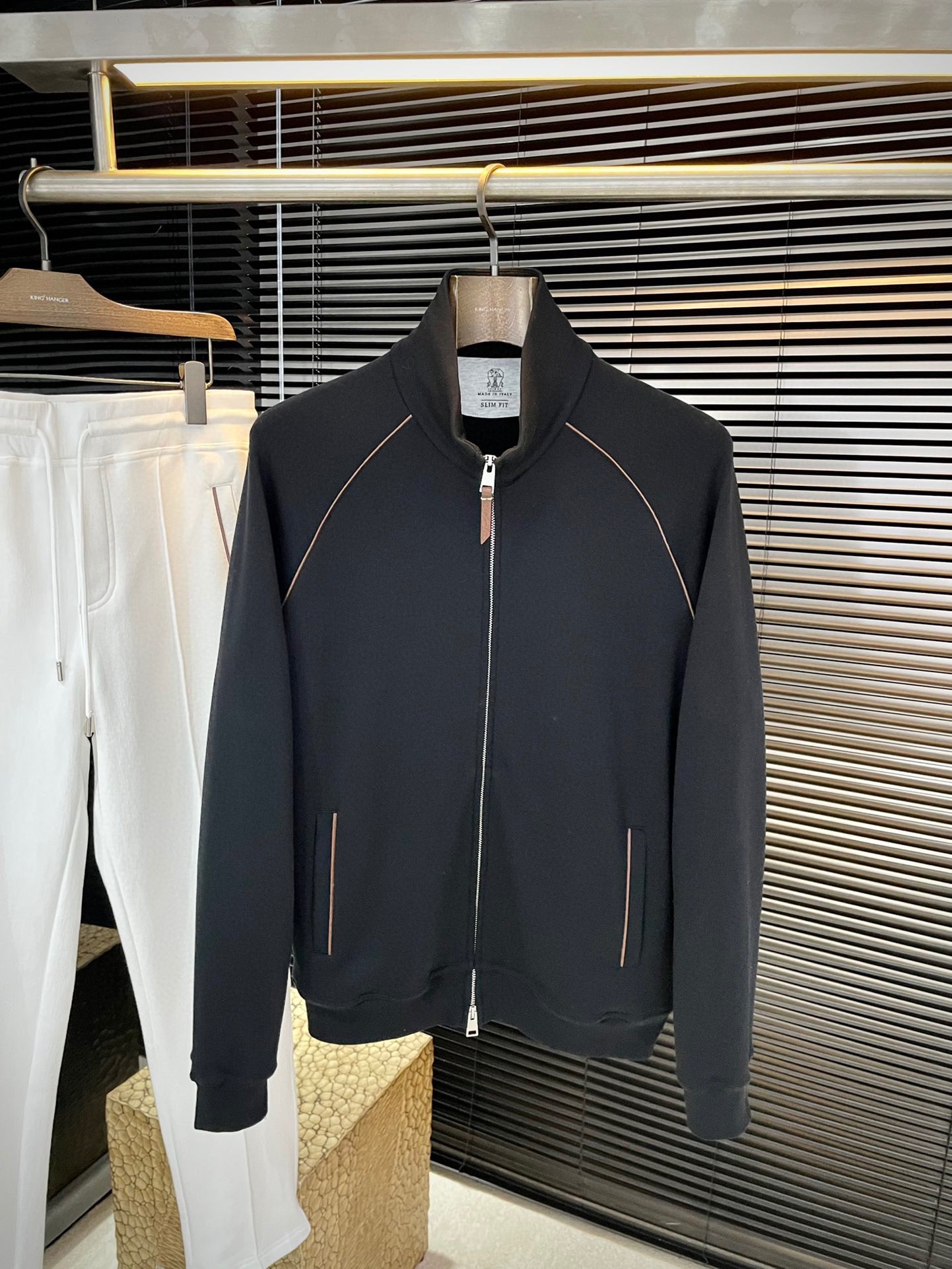 NO:734942,Jacket P BC highly recommended!  New products for spring 2026, full of accents, very flattering on the upper body, super stylish, definitely a powerful tool to attract repeat customers!  Fashionable suit. Made of imported 94 long-staple cotton fabric, with good comfort and exquisite workmanship!  Casual and handsome European and American style!  Smooth and neat, the upper body is straight and stylish, fashionable and handsome, a full sportsman image!  Size 48-56,,jackets & coats,19860909外套 P  BC 重磅推荐！2026春季新品 十足腔调 上身非常的赞 超有型 绝对是吸引回头率的利器！时尚潮流套装.采用进口94长绒棉面料,舒适度好,车工精湛！随性帅气的欧美调调！流畅利落 上身挺括有型,时尚又帅气,十足的型男形象！尺码 48-56,,jackets & coats,,Men's clothing