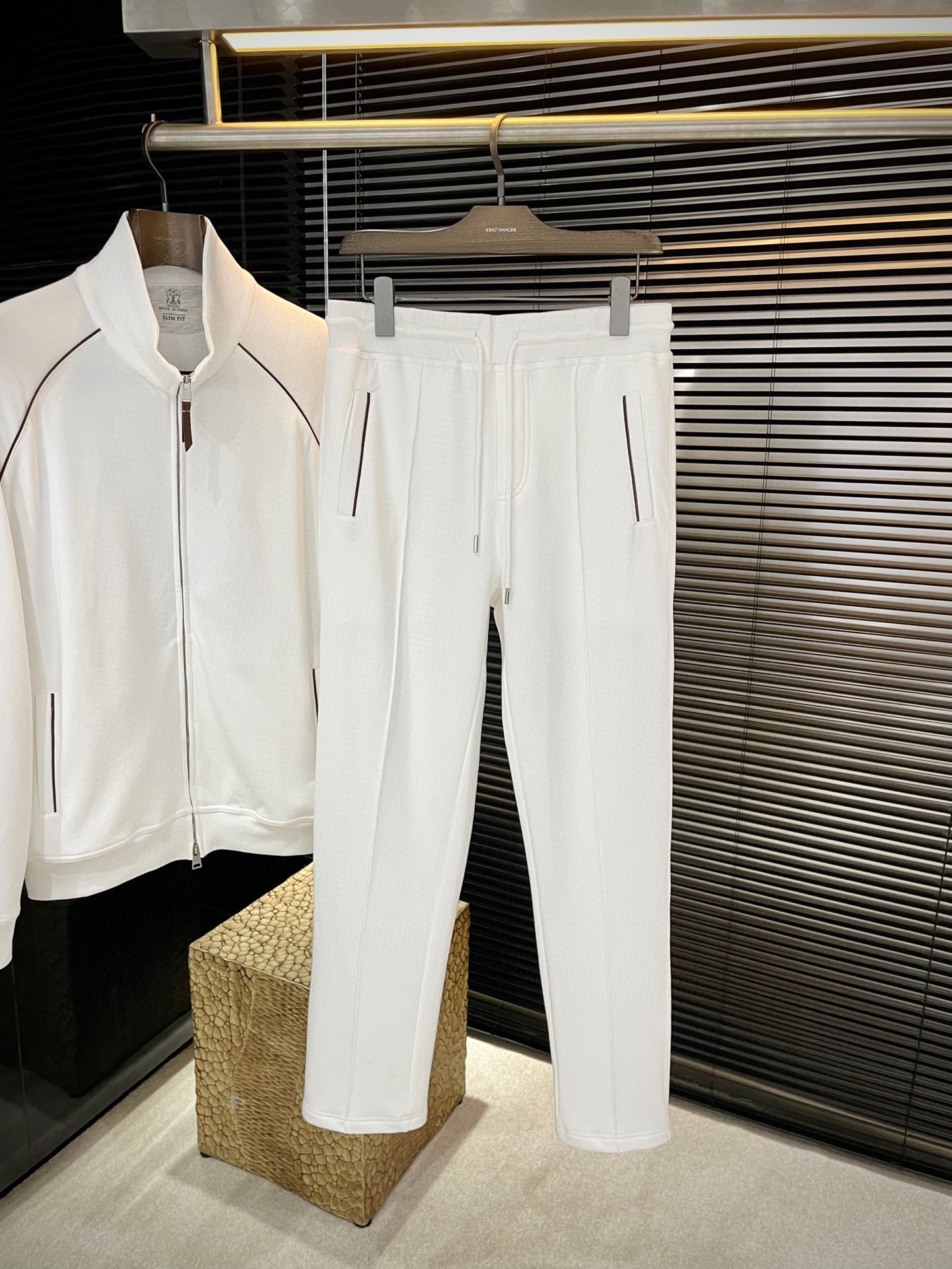 NO:734890,Pants P BC highly recommended!  New products for spring 2026, full of accents, very flattering on the upper body, super stylish, definitely a powerful tool to attract repeat customers!  Fashionable suit. Made of imported 94 long-staple cotton fabric, with good comfort and exquisite workmanship!  Casual and handsome European and American style!  Smooth and neat, the upper body is straight and stylish, fashionable and handsome, a full sportsman image!  Size 48-56,,19860909裤子 P  BC 重磅推荐！2026春季新品 十足腔调 上身非常的赞 超有型 绝对是吸引回头率的利器！时尚潮流套装.采用进口94长绒棉面料,舒适度好,车工精湛！随性帅气的欧美调调！流畅利落 上身挺括有型,时尚又帅气,十足的型男形象！尺码 48-56,,,Men's clothing