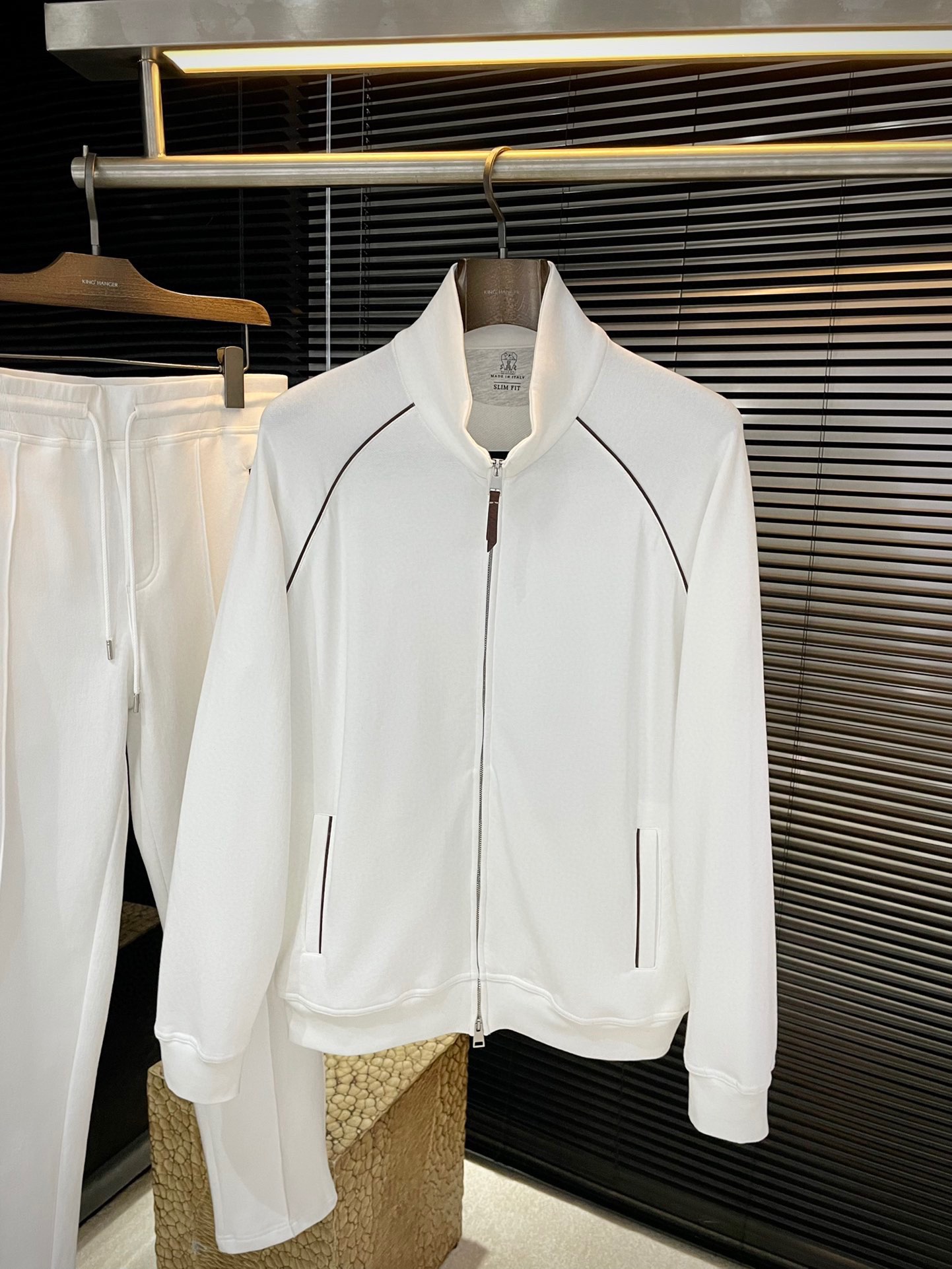 NO:734896,Jacket P BC highly recommended!  New products for spring 2026, full of accents, very flattering on the upper body, super stylish, definitely a powerful tool to attract repeat customers!  Fashionable suit. Made of imported 94 long-staple cotton fabric, with good comfort and exquisite workmanship!  Casual and handsome European and American style!  Smooth and neat, the upper body is straight and stylish, fashionable and handsome, a full sportsman image!  Size 48-56,,jackets & coats,19860909外套 P  BC 重磅推荐！2026春季新品 十足腔调 上身非常的赞 超有型 绝对是吸引回头率的利器！时尚潮流套装.采用进口94长绒棉面料,舒适度好,车工精湛！随性帅气的欧美调调！流畅利落 上身挺括有型,时尚又帅气,十足的型男形象！尺码 48-56,,jackets & coats,,Men's clothing