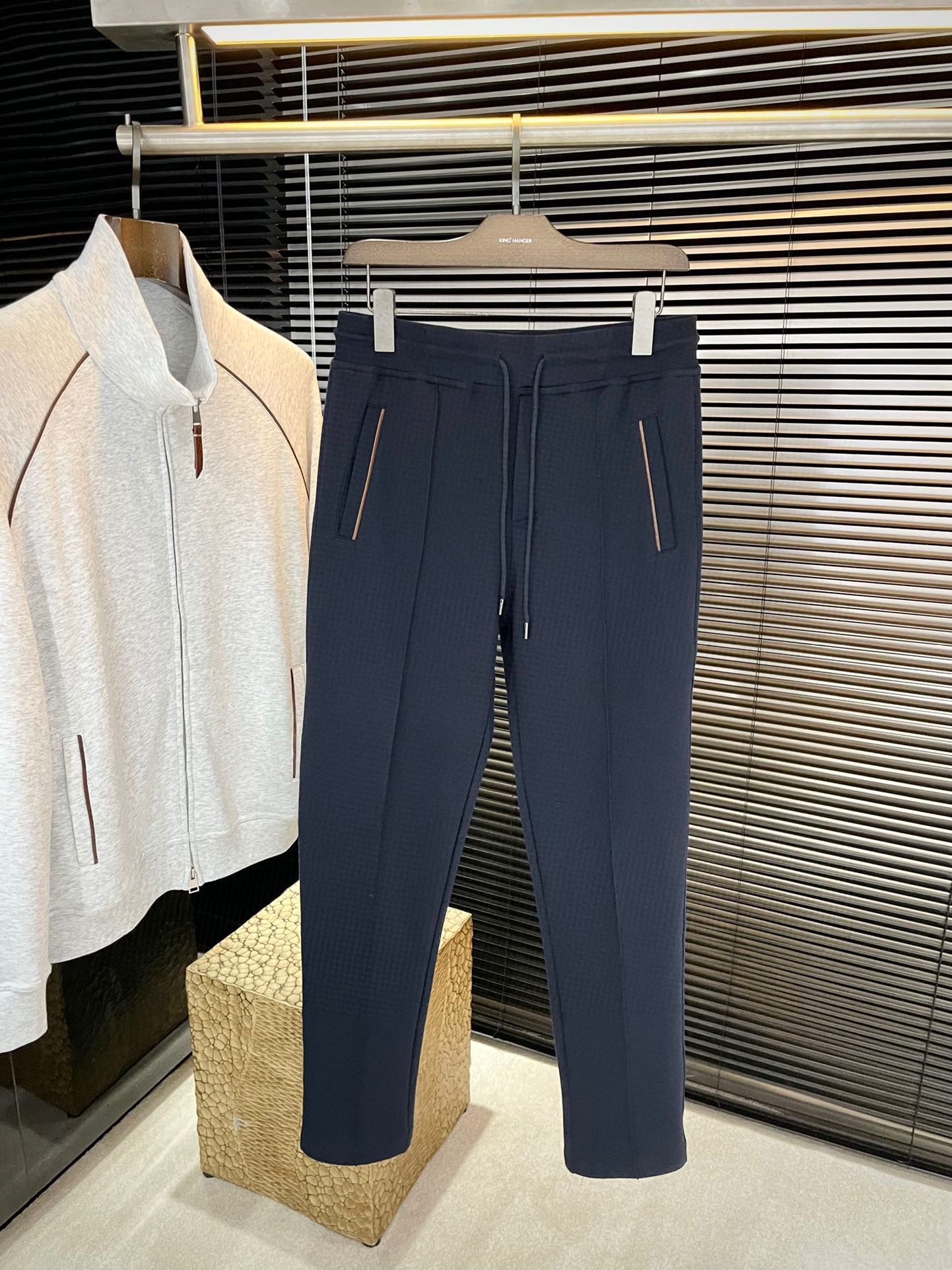 NO:734902,Pants P BC highly recommended!  New products for spring 2026, full of accents, very flattering on the upper body, super stylish, definitely a powerful tool to attract repeat customers!  Fashionable suit. Made of imported 94 long-staple cotton fabric, with good comfort and exquisite workmanship!  Casual and handsome European and American style!  Smooth and neat, the upper body is straight and stylish, fashionable and handsome, a full sportsman image!  Size 48-56,,19860909裤子 P  BC 重磅推荐！2026春季新品 十足腔调 上身非常的赞 超有型 绝对是吸引回头率的利器！时尚潮流套装.采用进口94长绒棉面料,舒适度好,车工精湛！随性帅气的欧美调调！流畅利落 上身挺括有型,时尚又帅气,十足的型男形象！尺码 48-56,,,Men's clothing