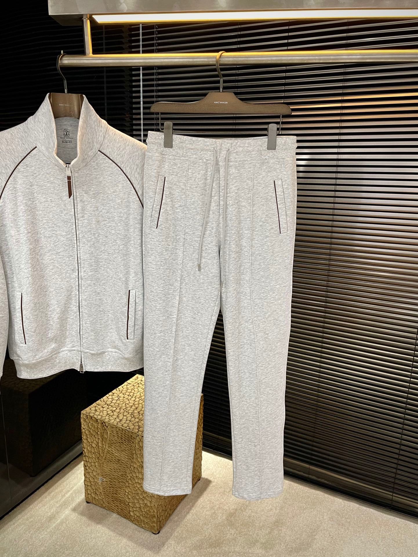 NO:734914,Pants P BC highly recommended!  New products for spring 2026, full of accents, very flattering on the upper body, super stylish, definitely a powerful tool to attract repeat customers!  Fashionable suit. Made of imported 94 long-staple cotton fabric, with good comfort and exquisite workmanship!  Casual and handsome European and American style!  Smooth and neat, the upper body is straight and stylish, fashionable and handsome, a full sportsman image!  Size 48-56,,19860909裤子 P  BC 重磅推荐！2026春季新品 十足腔调 上身非常的赞 超有型 绝对是吸引回头率的利器！时尚潮流套装.采用进口94长绒棉面料,舒适度好,车工精湛！随性帅气的欧美调调！流畅利落 上身挺括有型,时尚又帅气,十足的型男形象！尺码 48-56,,,Men's clothing