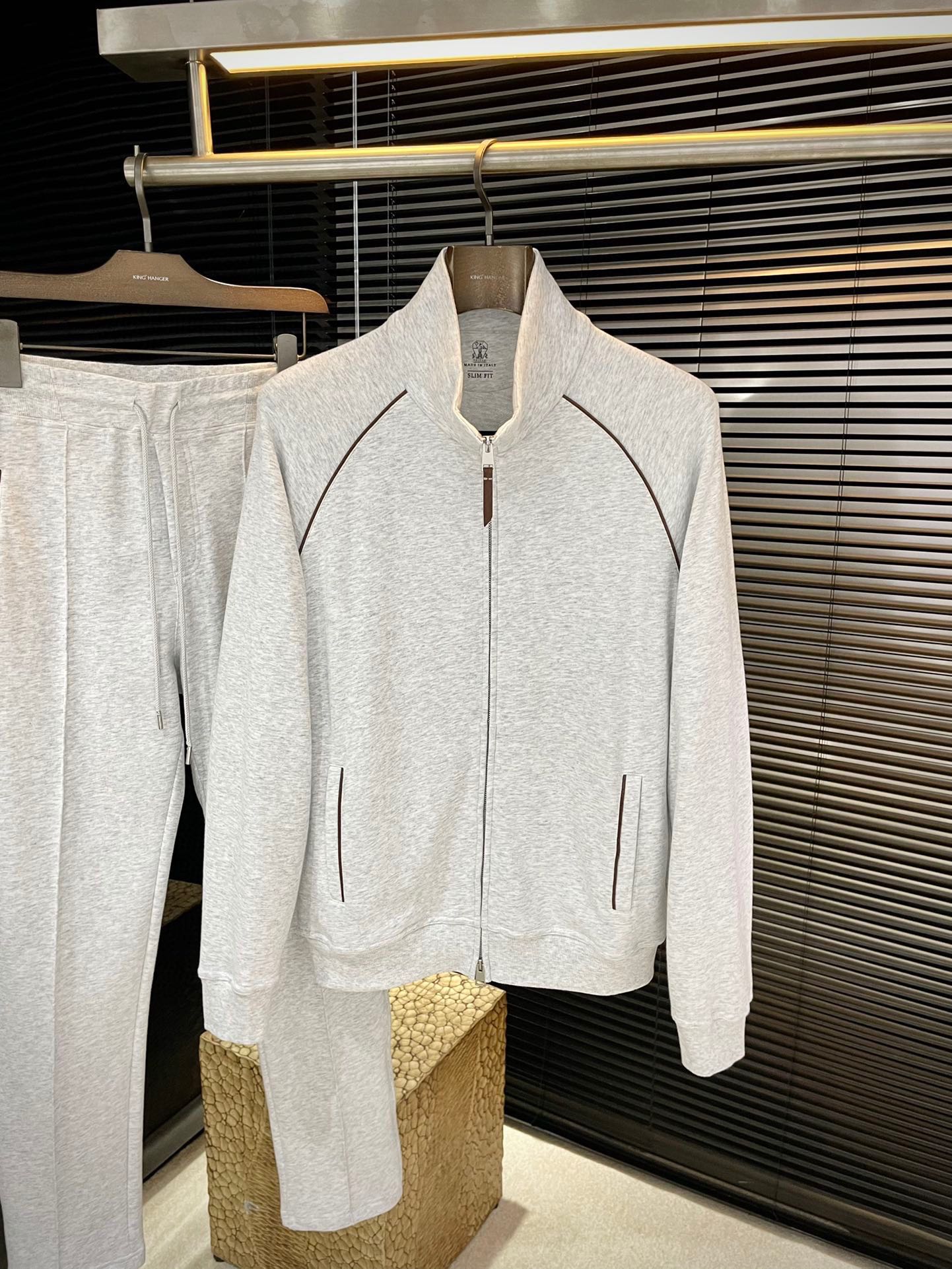 NO:734920,Jacket P BC highly recommended!  New products for spring 2026, full of accents, very flattering on the upper body, super stylish, definitely a powerful tool to attract repeat customers!  Fashionable suit. Made of imported 94 long-staple cotton fabric, with good comfort and exquisite workmanship!  Casual and handsome European and American style!  Smooth and neat, the upper body is straight and stylish, fashionable and handsome, a full sportsman image!  Size 48-56,,jackets & coats,19860909外套P  BC 重磅推荐！2026春季新品 十足腔调 上身非常的赞 超有型 绝对是吸引回头率的利器！时尚潮流套装.采用进口94长绒棉面料,舒适度好,车工精湛！随性帅气的欧美调调！流畅利落 上身挺括有型,时尚又帅气,十足的型男形象！尺码 48-56,,jackets & coats,,Men's clothing