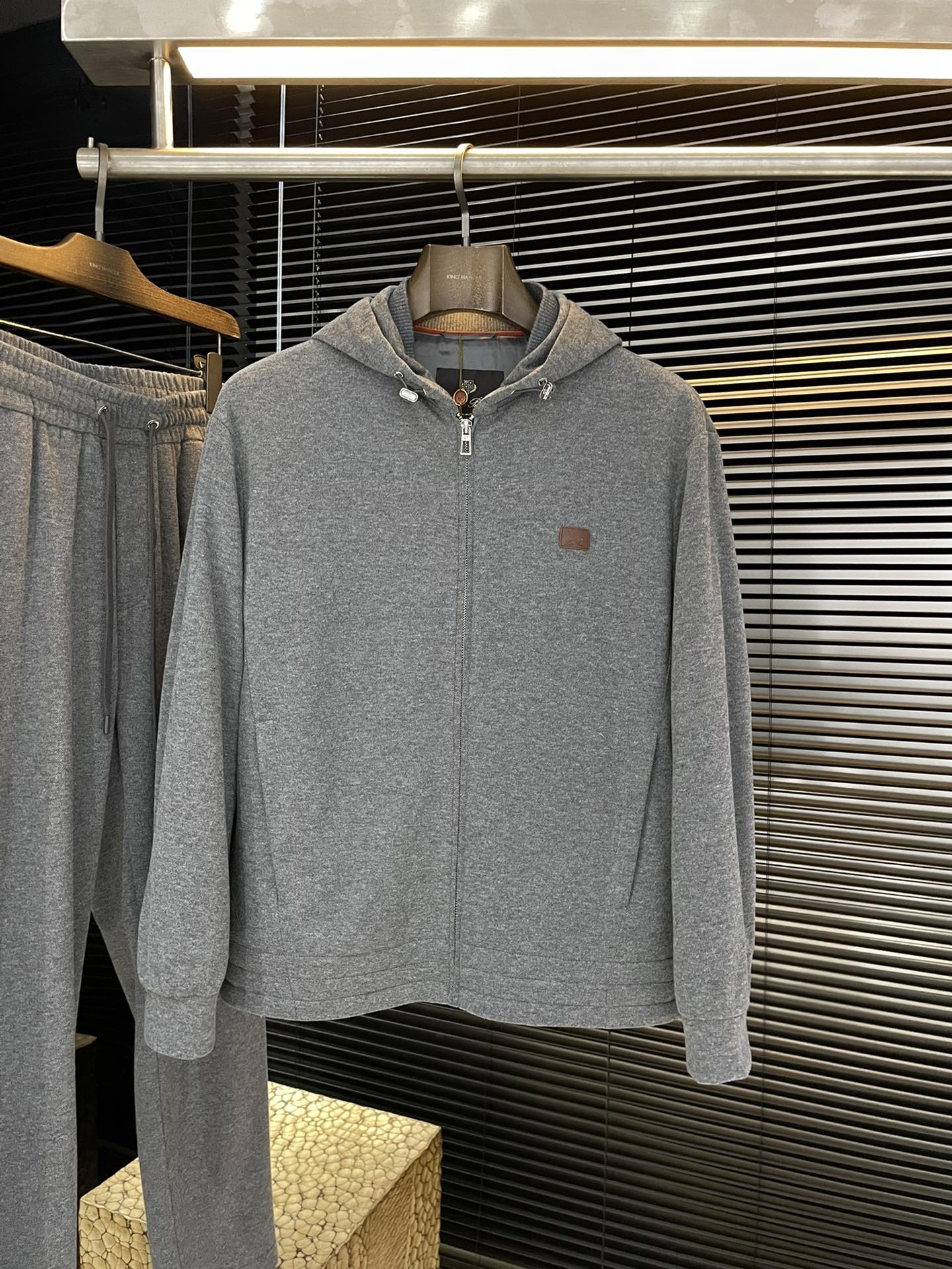 NO:734926,A set of LP (Nuo You Panya) is highly recommended!  New products for spring 2026, full of accents, very flattering on the upper body, super stylish, definitely a powerful tool to attract repeat customers!  Fashionable and trendy suit. Made of imported wool blended fabric, with good comfort and exquisite workmanship!  Casual and handsome European and American style!  Smooth and neat, the upper body is straight and stylish, fashionable and handsome, a full sportsman image!  Size M-3XL,,loro piana,19860909一套不拆卖  LP（诺悠翩雅）重磅推荐！2026春季新品 十足腔调 上身非常的赞 超有型 绝对是吸引回头率的利器！时尚潮流套装.采用进口羊毛混纺面料,舒适度好,车工精湛！随性帅气的欧美调调！流畅利落 上身挺括有型,时尚又帅气,十足的型男形象！尺码 M-3XL,,loro piana,,Men's clothing