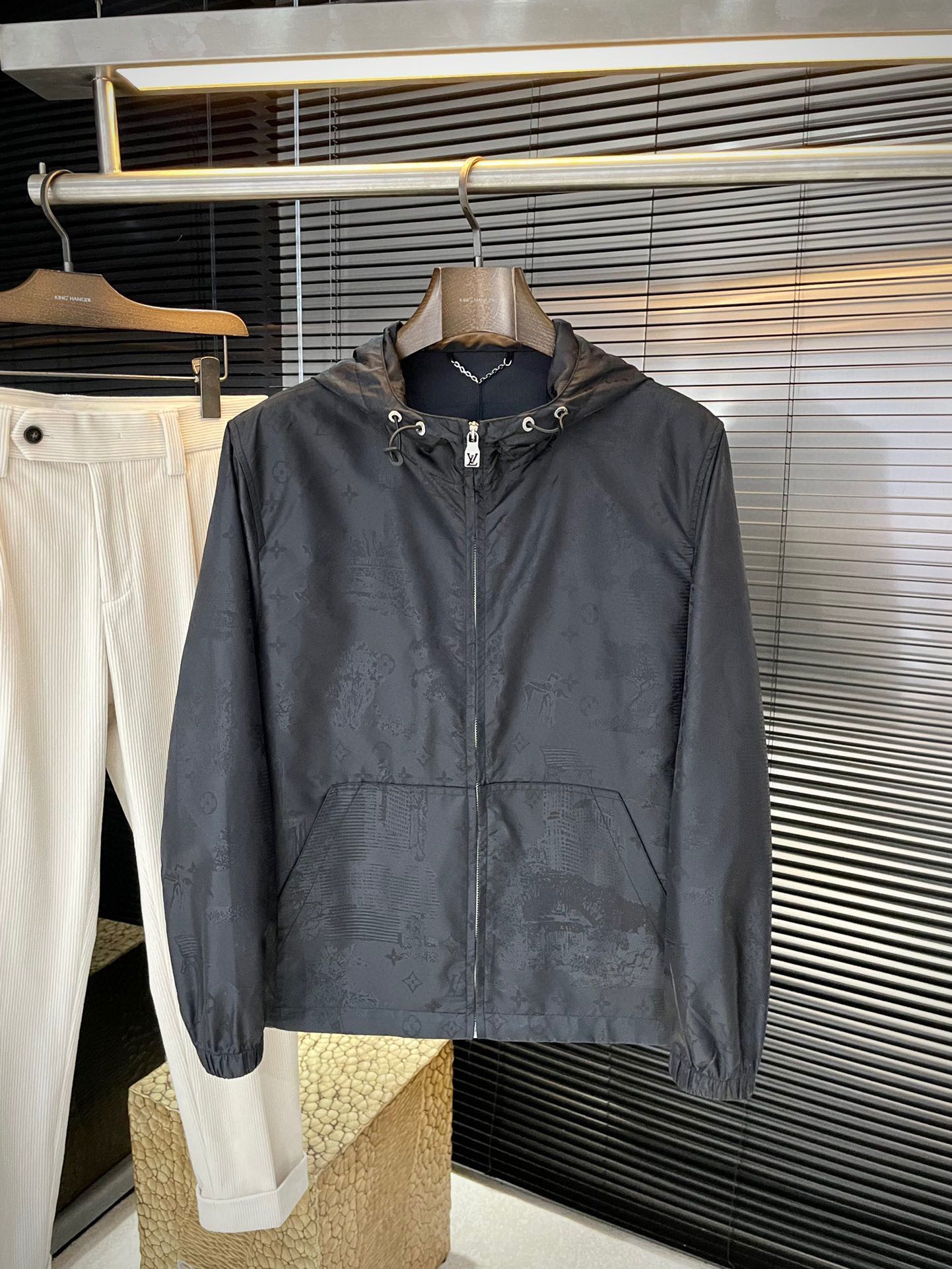 NO:734932,P LOUIS VU (Louis) highly recommended!  2026 spring new products are on sale simultaneously on the official website. Simple and elegant jacket. Imported original high-quality polyester fiber fabric. The sag and gloss are definitely uplifting. The placket design is more youthful and energetic. The workmanship is neat and smooth. All hardware accessories are supplied by customers and have logo top accessories. At first glance, they are high-end fabrics. These fabrics are custom-woven. They are good products from regular manufacturers and there is nothing picky about them. This kind of jacket is for regular wear and is very practical. Size  46-52,,louis vuitton,louis vuitton,jackets & coats,jackets & coats,19860909P  LOUIS VU（路易）重磅推荐！2026春季新品 官网同步发售 简约大方夹克 进口原版高品质聚脂纤维面料,垂度和光泽绝对是提气,门襟设计 更显青春活力,车工走线整齐平整,所有五金附料都是客供带logo顶级配件 一看就是高档的面料 这种面料都是定织的 正规大厂途径出来的好货,无任何有挑剔的地方 这样的一件外套属于常备常穿的,实用性很强.尺码 46-52,,louis vuitton,louis vuitton,jackets & coats,jackets & coats,,Men's clothing