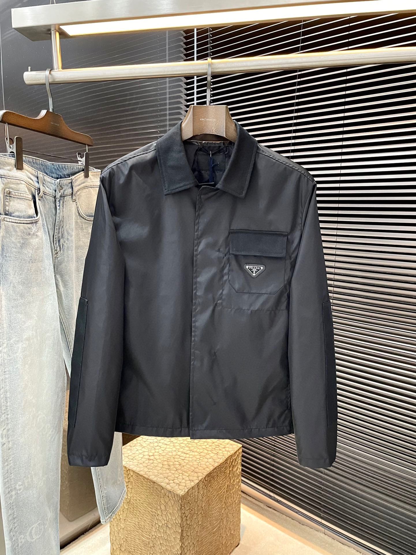 NO:734938,PRADA - (Prada) 2026 Spring Lapel Micro Label Shirt Jacket. This jacket is made of recycled nylon fabric, with denim design on the collar and sleeves, highlighting the unique personality of the style. Original 1:1 customized accessories, button opening and closing, and leather patch on the chest. It is very fashionable and elegant to wear. It is an essential part of men's wardrobe. The style is versatile and the same style for men and women. Highly recommended!  Size 46 48 50 52,,prada,prada,jackets & coats,shirts,19860909PRADA-（普拉达）2026春季翻领微标衬衫夹克,这款夹克采用再生尼龙面料制作而成,领口及袖子处搭配有牛仔布设计,彰显出款式的独特个性,原版1:1定制辅料,纽扣开合,前胸饰有皮牌,穿着非常时尚大气,是男士衣橱必不可少之一,款式百搭,男女同款,强烈推荐！码数46 48 50 52,,prada,prada,jackets & coats,shirts,,Men's clothing