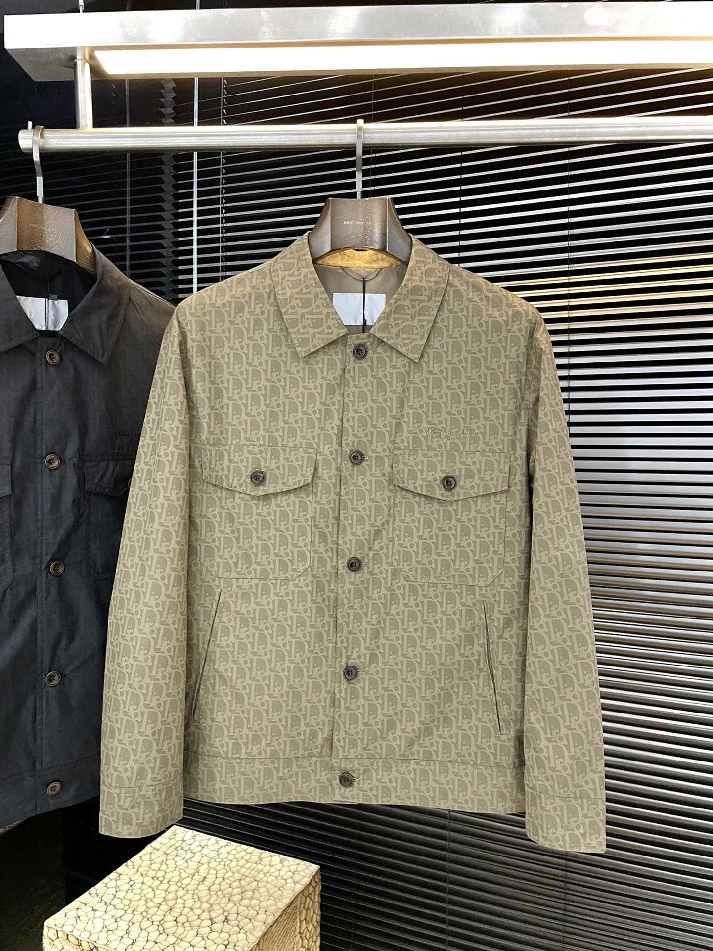 NO:734943,P Dir (Dior) is highly recommended!  2026 spring new products are on sale simultaneously on the official website. Simple and elegant jacket. Imported original polyester fiber blended fabric. The sag and gloss are definitely uplifting. The placket design is more youthful and energetic. The workmanship is neat and smooth. All hardware accessories are supplied by customers and have logo top accessories. At first glance, they are high-end fabrics. These fabrics are all custom-woven. They are good products from regular manufacturers and there is nothing picky about them. This kind of jacket is for regular wear and is very practical. Size  48-56 next day shipping,,dior,jackets & coats,jackets & coats,19860909P Dir（迪奥）重磅推荐！2026春季新品 官网同步发售 简约大方夹克 进口原版聚酯纤维混纺面料,垂度和光泽绝对是提气,门襟设计 更显青春活力,车工走线整齐平整,所有五金附料都是客供带logo顶级配件 一看就是高档的面料 这种面料都是定织的 正规大厂途径出来的好货,无任何有挑剔的地方 这样的一件外套属于常备常穿的,实用性很强.尺码 48-56 隔天出货,,dior,jackets & coats,jackets & coats,,Men's clothing