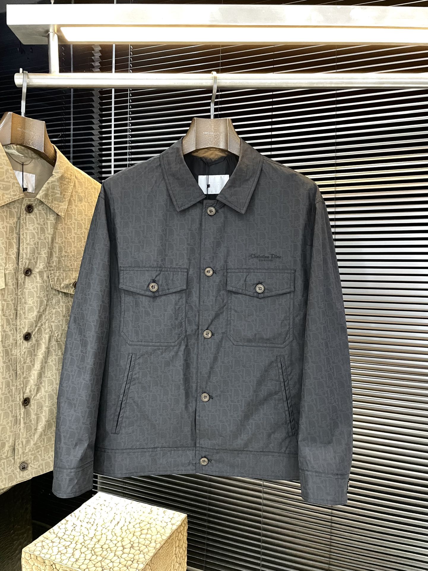 NO:734945,P Dir (Dior) is highly recommended!  2026 spring new products are on sale simultaneously on the official website. Simple and elegant jacket. Imported original polyester fiber blended fabric. The sag and gloss are definitely uplifting. The placket design is more youthful and energetic. The workmanship is neat and smooth. All hardware accessories are supplied by customers and have logo top accessories. At first glance, they are high-end fabrics. These fabrics are all custom-woven. They are good products from regular manufacturers and there is nothing picky about them. This kind of jacket is for regular wear and is very practical. Size  48-56,,dior,jackets & coats,jackets & coats,19860909P Dir（迪奥）重磅推荐！2026春季新品 官网同步发售 简约大方夹克 进口原版聚酯纤维混纺面料,垂度和光泽绝对是提气,门襟设计 更显青春活力,车工走线整齐平整,所有五金附料都是客供带logo顶级配件 一看就是高档的面料 这种面料都是定织的 正规大厂途径出来的好货,无任何有挑剔的地方 这样的一件外套属于常备常穿的,实用性很强.尺码 48-56,,dior,jackets & coats,jackets & coats,,Men's clothing