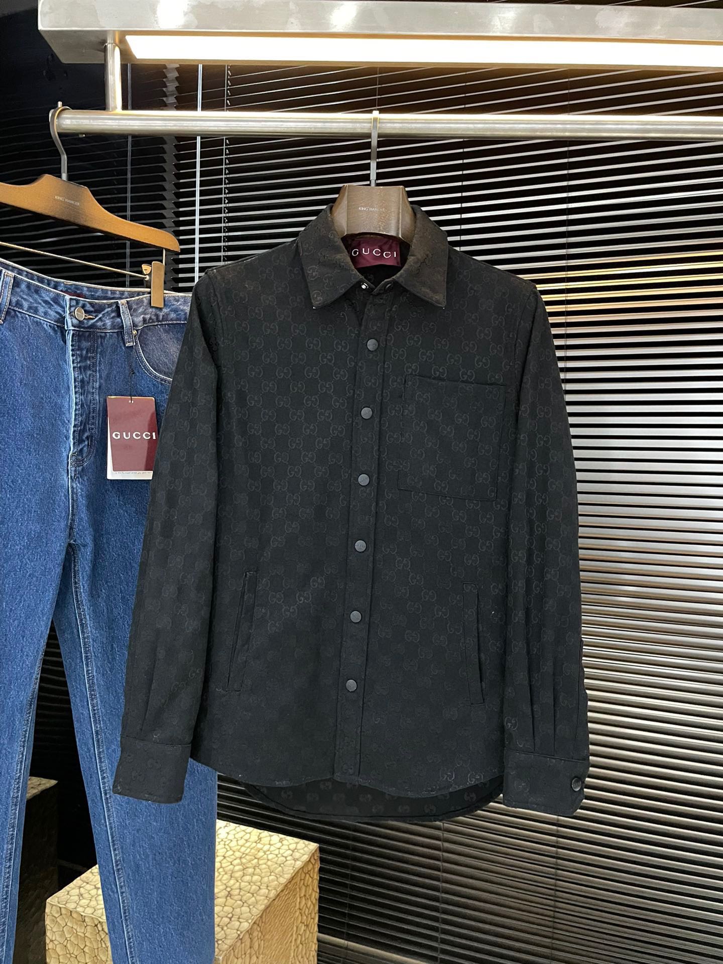 NO:734950,P GUCC (Gucci) 2026 spring counter style same style, this year's super popular brand!  Celebrities from all walks of life are chasing after each other crazily!  Denim shirt jacket, a must-have product for autumn. Handsome, very versatile, stylish jacquard, stylish upper body. Standard accessory for stylish men. Size S-XL,,gucci,gucci,jackets & coats,shirts,19860909P  GUCC（古驰）2026春季专柜同款,今年超级热门的品牌！各路明星小鲜肉疯狂追逐！牛仔衬衫外套,秋季必备良品 帅气十足,十分百搭,提花个性时尚,上身有型 型男的标配品 码数 S-XL,,gucci,gucci,jackets & coats,shirts,,Men's clothing