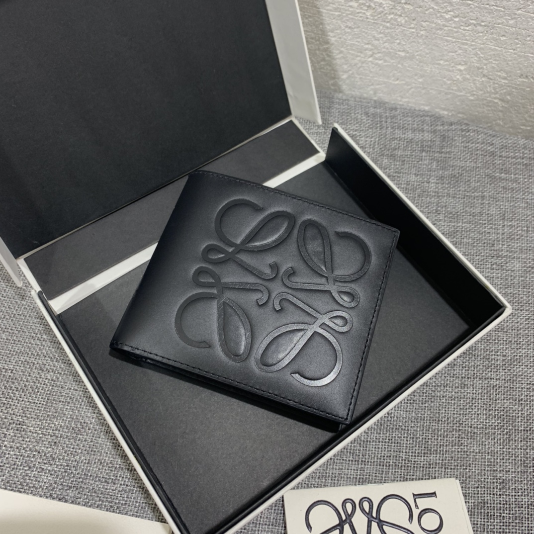 NO:718391,# Brand bifold wallet Men's series bifold short clip is made of high-quality calfskin and decorated with its brand logo, fashionable and generous. Style number 3719, size 11*10, Loewe wallet, loewe, wallets, cowhide19860909# Brand bifold wallet 男士系列对折短夹 选用优质的小牛皮制作饰以其品牌Logo,时尚、大方.款号3719,尺寸11*10,罗意威钱包,loewe,wallets,cowhide,欧美剧