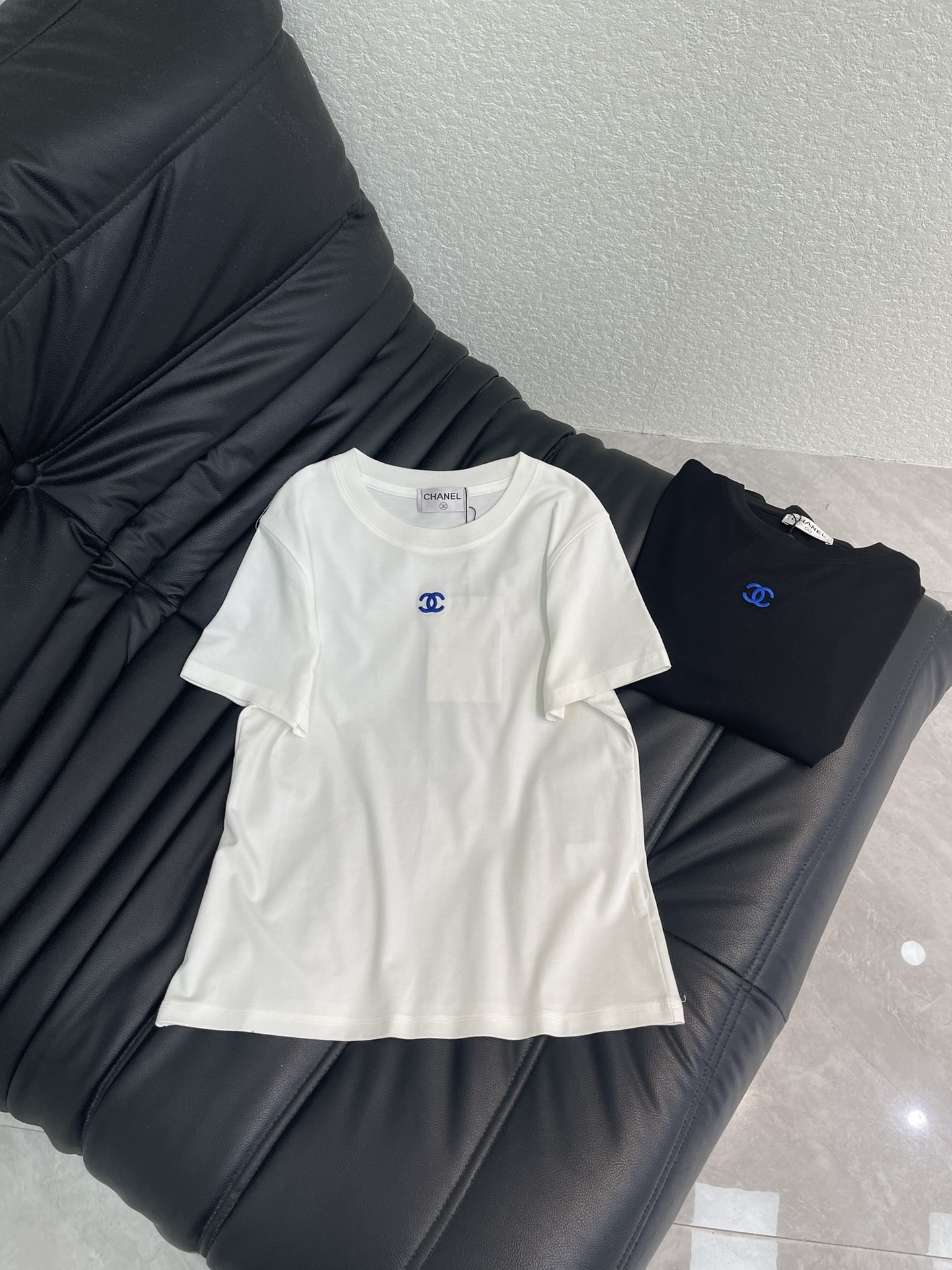 NO:739581,Chane*26 new spring and summer double C small embroidery logo short-sleeved T-shirt Mercerized cotton fabric High-density fashionable sports style Every daily wear Playful and age-reducing design elements full of vitality High quality Size S-XXL A,,chanel,T-shirt,tees,t-shirt,19860909Chane*26春夏新款双C小刺绣logo短袖T恤 丝光棉面料 高密度时髦运动风 每个日常的穿搭 俏皮减龄充满元气的设计元素 高品质 尺码S-XXL A,,chanel,T-shirt,tees，t-shirt,,Women's clothing