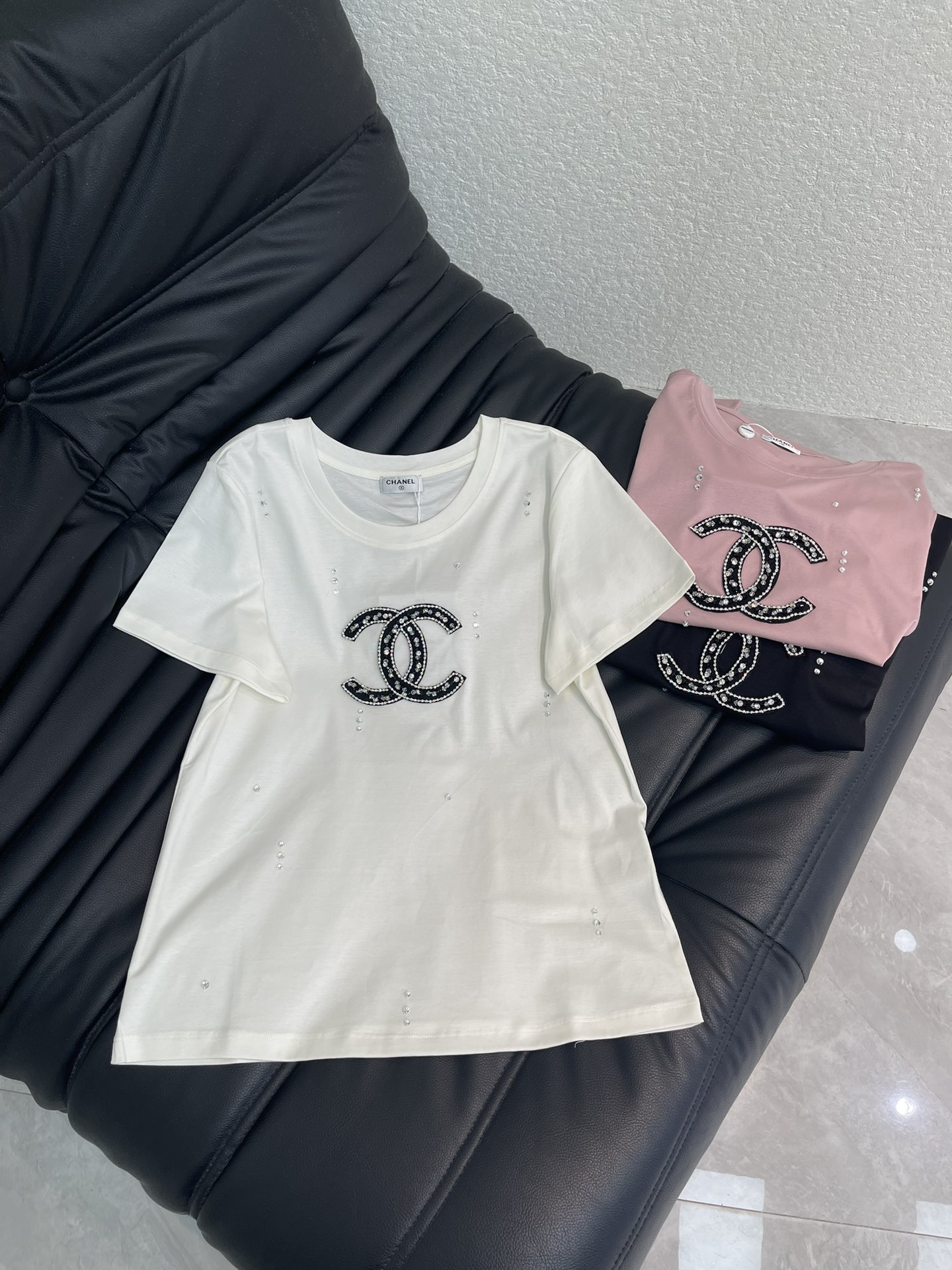 NO:739587,Chane*26 new spring and summer double C pure handmade beading heavy industry short-sleeved T-shirt Mercerized cotton fabric High-density fashionable sports style Every daily wear Playful and age-reducing design elements full of vitality High quality Size SML AA,,chanel,T-shirt,tees,t-shirt,19860909Chane*26春夏新款双C纯手工钉珠重工短袖T恤 丝光棉面料 高密度时髦运动风 每个日常的穿搭 俏皮减龄充满元气的设计元素 高品质 尺码SML AA,,chanel,T-shirt,tees，t-shirt,,Women's clothing