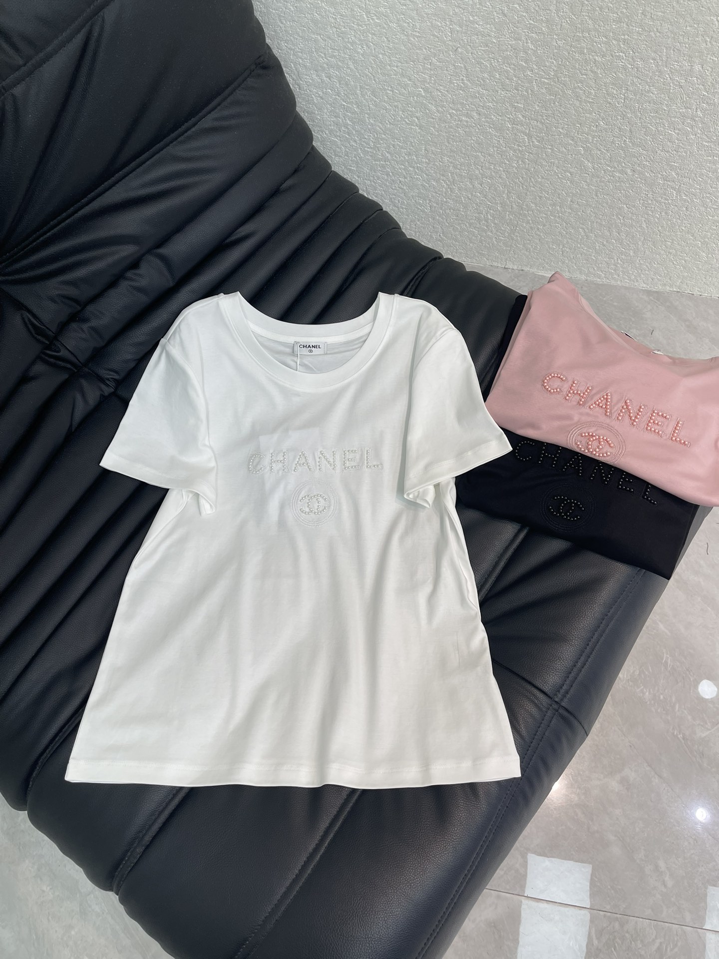 NO:739585,Chane*26 new spring and summer double C beaded heavy-duty short-sleeved T-shirt Mercerized cotton fabric High-density fashionable sports style Every daily wear Playful and age-reducing design elements full of vitality High quality Size SML A,,chanel,T-shirt,tees,t-shirt,19860909Chane*26春夏新款双C钉珠重工短袖T恤 丝光棉面料 高密度时髦运动风 每个日常的穿搭 俏皮减龄充满元气的设计元素 高品质 尺码SML A,,chanel,T-shirt,tees，t-shirt,,Women's clothing