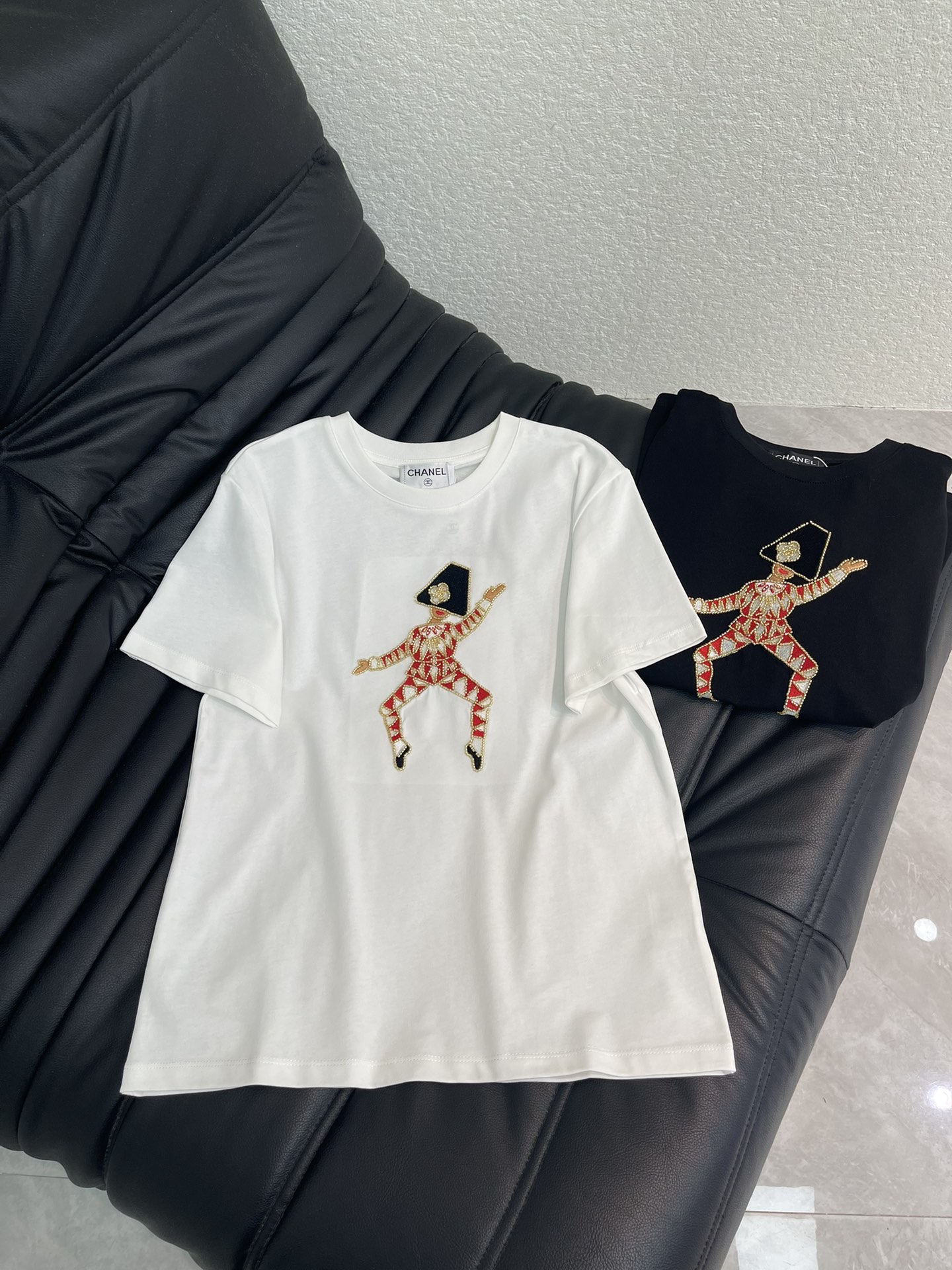 NO:739588,Chane*26 new spring and summer embroidered retro character short-sleeved T-shirt!  Customized imported high-count pure cotton fabric, soft and comfortable, full of texture, retro character bead embroidery outlines the lines on the front, red and black color combination is eye-catching, full of artistic sense, simple and recognizable, classic round neck + short-sleeved design, easy to control for daily casual wear. It goes well with jeans or skirts ~ fashionable and practical, easy to create a high-end outfit. Two colors 34-36-38 A,,chanel,skirts,jeans,T-shirt,tees,t-shirt,19860909Chane*26春夏新款刺绣复古人物短袖T恤！定制进口高支数纯棉面料 柔软舒适 质感十足 正面复古人物珠子刺绣勾勒线条 红黑配色超吸睛 艺术感满满 简约又有辨识度 经典圆领+短袖设计 日常休闲都能轻松驾驭 搭配牛仔裤或半裙都很出彩～时尚实用,轻松打造高级感穿搭.两色34-36-38 A,,chanel,skirts,jeans,T-shirt,tees，t-shirt,,Women's clothing