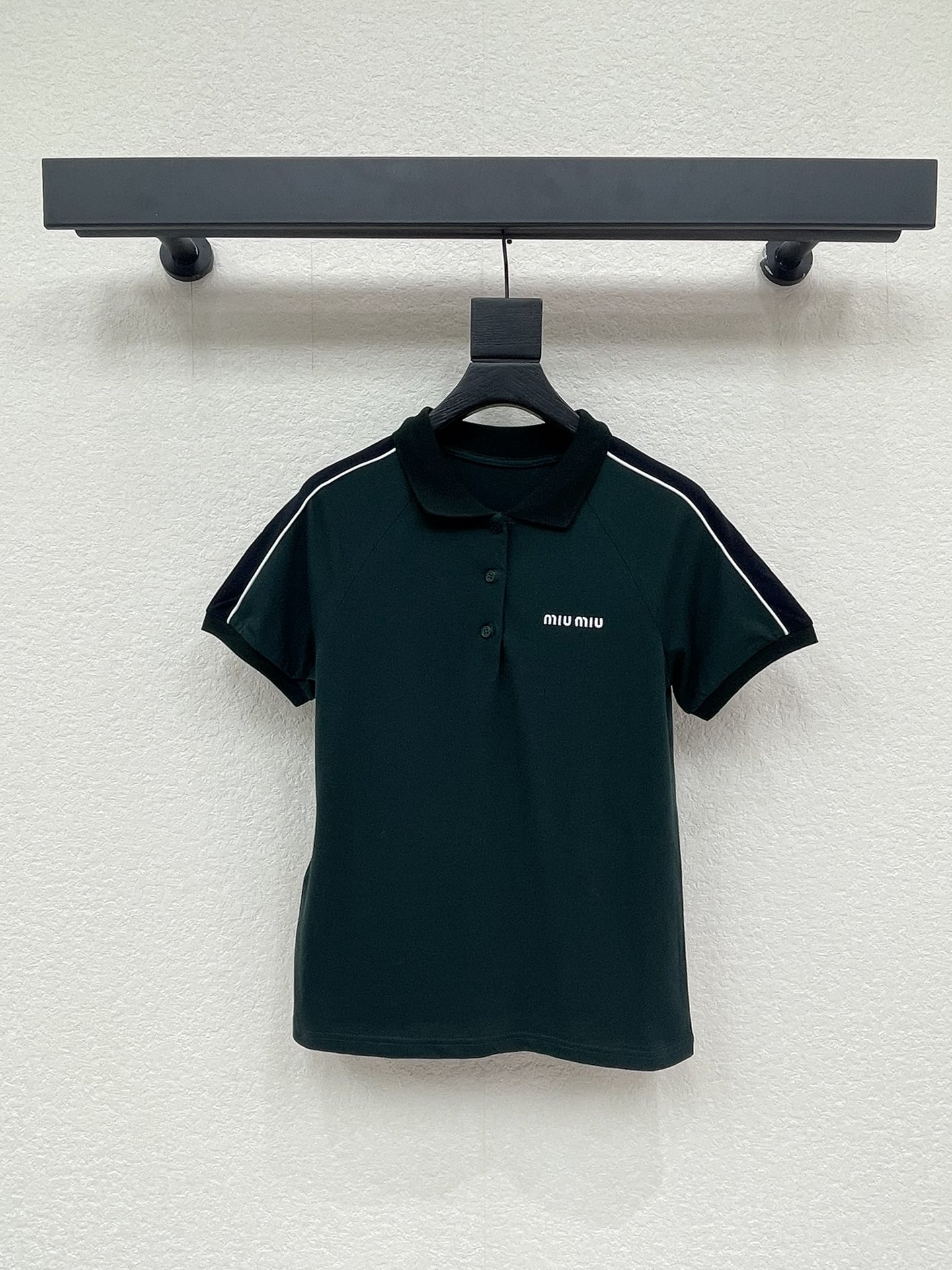 NO:739577,Miumi*26 new spring and summer cotton polo short-sleeved cold shirt green cotton jersey fabric decorated with brand logo embroidered logo racing stripe design on the side lapel collar button fastening ribbed hem and cuffs stretch fit sporty style SML A,,miumiu,T-shirt,19860909Miumi*26春夏新品棉质polo马球衫短袖 冷衫绿棉质平纹针织面料 饰有品牌标识刺绣徽标 侧面赛车条纹设计 翻领领口 纽扣开合 罗纹下摆和袖口 弹力版型 运动风 SML A,,miumiu,T-shirt,,Women's clothing