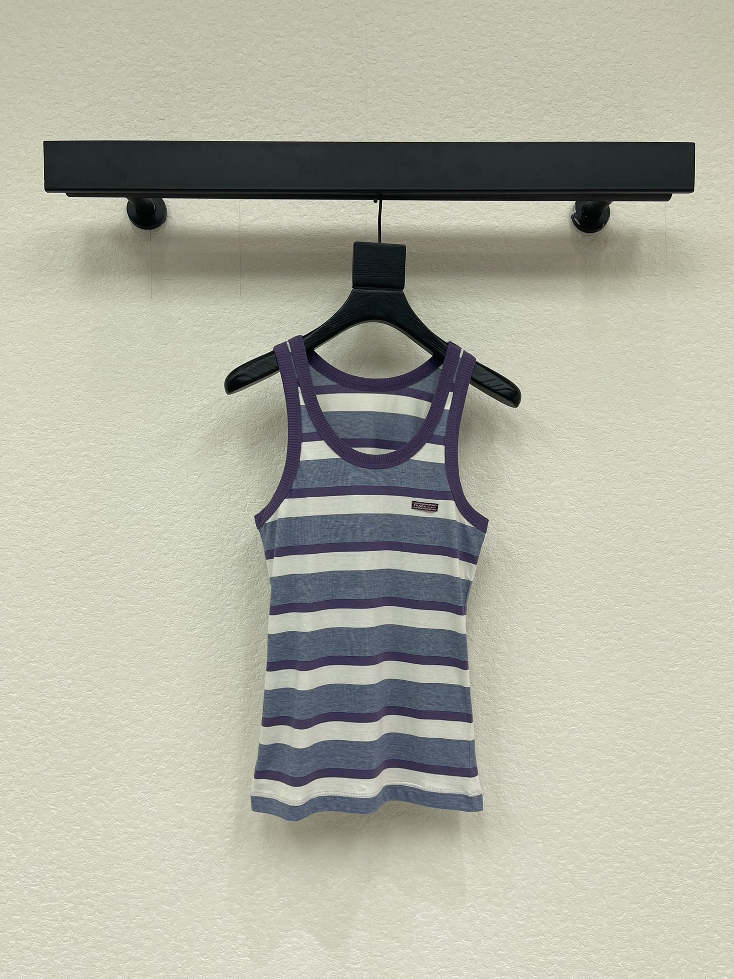 NO:739573,PRAD*26 new spring and summer style letter contrast striped sleeveless vest. Purple gray + white striped design. Simple and recognizable. Soft cotton fabric. Super comfortable to wear. It is good to wear alone or layered in summer. It is tailored to fit the body shape for daily casual use. It can be easily driven on vacation. It looks great with jeans or short skirts~SML A,, prada, skirts, jeans,19860909PRAD*26春夏新款字母撞色条纹无袖背心 紫灰＋白色条纹设计 简约又有辨识度 柔软棉质面料 穿着超舒适 夏天单穿或内搭都很OK 剪裁贴合身形日常休闲 度假都能轻松驾驱 搭配牛仔裤或短裙都很出彩哦~SML A,,prada,skirts,jeans,,Women's clothing