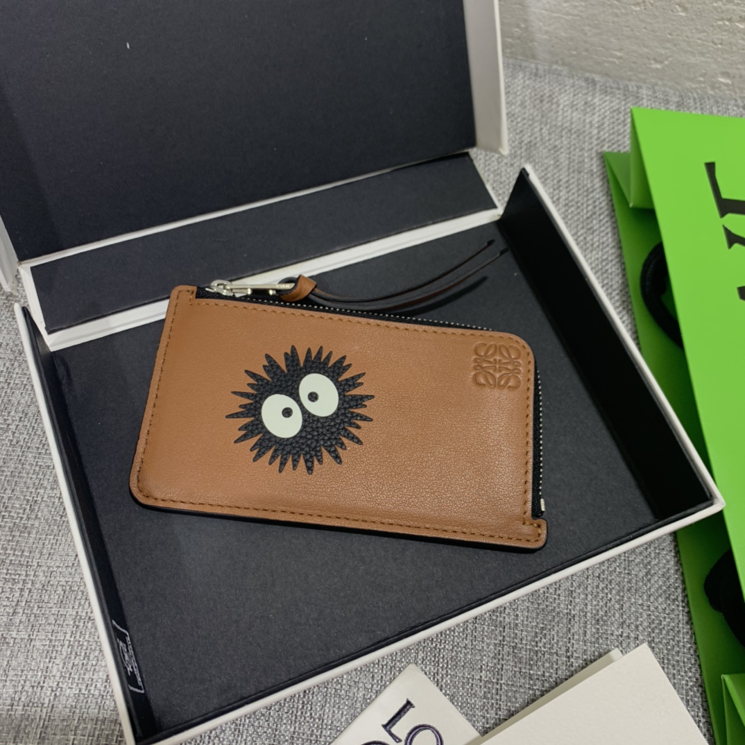 NO:718366,The limited edition zippered small card holder 'briquets' series is made of classic calfskin, using precise cutting technology and inlay technology. Its smart and exquisite design is more dazzling. Model number 3753, size 13*7.5, (note that because the briquette pattern is hand-inlaid and spliced, there are gaps, leather flakes and warped leather spots are normal phenomena), Loewe wallet, loewe, wallets, cowhide19860909限量款拉链小卡包“煤球”系列 选用经典小牛皮制作,采用精确的切割技术,以镶嵌工艺制成,其灵动、精致的设计,更加光彩夺目. 款号3753尺寸13*7.5,（注意 由于煤球图案是手工镶嵌拼接的, 有缝隙、 皮料有皮屑 皮翘点属于正常现象）,罗意威钱包,loewe,wallets,cowhide,欧美剧
