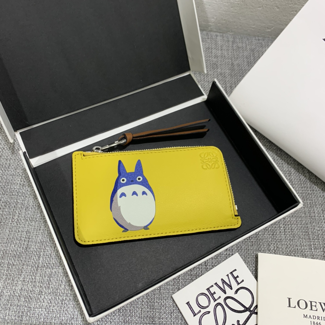 NO:718371,The special zippered small card holder 'My Neighbor Totoro' series is made of classic calfskin, using precise cutting technology and inlay technology. Its smart and exquisite design is more dazzling. Style No. 3733, size 13*7.5, (note that since the Totoro pattern is hand-inlaid and spliced, it is normal for there to be gaps, leather flakes and warped spots), Loewe wallet, loewe, wallets, cowhide19860909特别款拉链小卡包“龙猫”系列 选用经典小牛皮制作,采用精确的切割技术,以镶嵌工艺制成,其灵动、精致的设计,更加光彩夺目. 款号3733 , 尺寸13*7.5,（注意 由于龙猫图案是手工镶嵌拼接的, 有缝隙、 皮料有皮屑 皮翘点属于正常现象）,罗意威钱包,loewe,wallets,cowhide,欧美剧