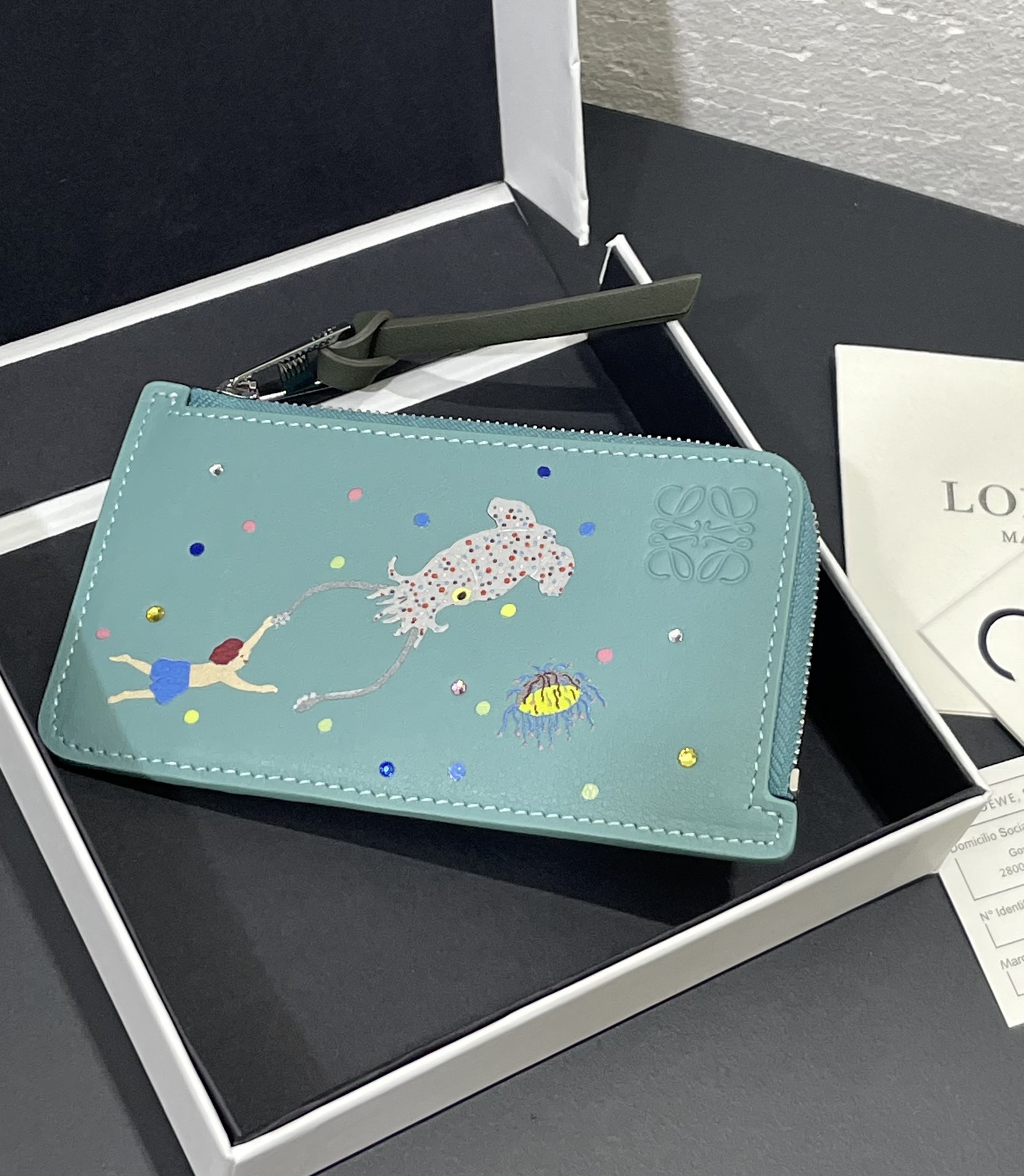 NO:718381,Suna Fujita zipper card holder cooperation limited series squid series is made of nappa calfskin, four card slots and zipper compartment, with squid pattern and crystal decoration!  Model number 3811, size 13*7.5 (note that each position of the silk screen pattern will be a little different, genuine products will also be available, because the machine will slide during the screen printing, which is inevitable, please do not place an order if you mind), Loewe wallet, loewe, wallets, cowhide19860909Suna Fujita拉链卡包合作限定系列鱿鱼系列 采用纳帕小牛皮 四个卡位和拉链隔层,带有鱿鱼图案 水晶装饰！ 款号3811尺寸13*7.5（注意丝印图案每个位置都会有点不同,正品也会有,因为是丝印途中机器会滑动,不可避免,介意者请勿下单）,罗意威钱包,loewe,wallets,cowhide,欧美剧