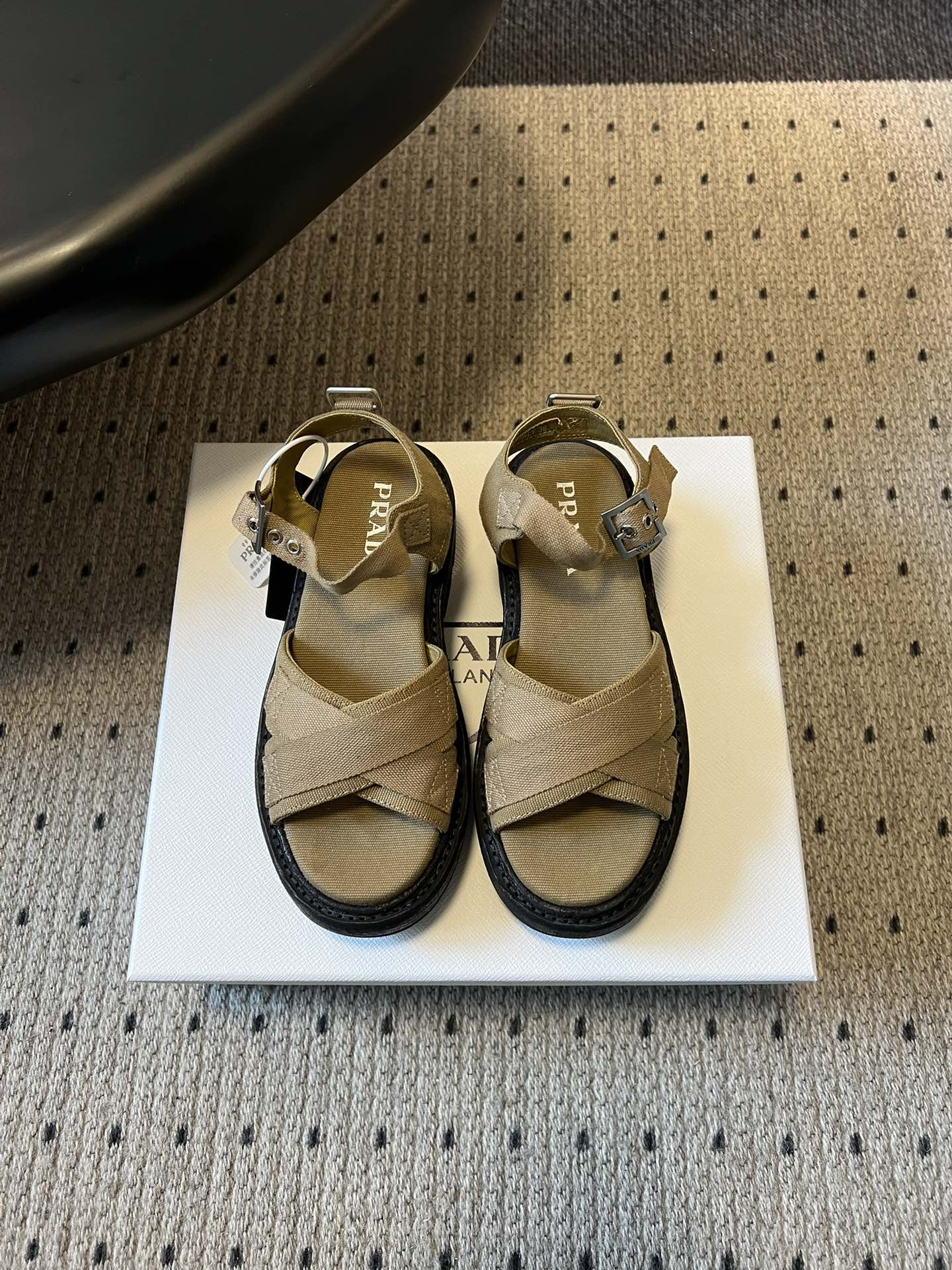 NO:747734,Prad* 26ss new classic cross design sandals for early spring. Give all the heat of summer to these sandals. Thick-soled canvas sandals, soft and flexible webbing wrapped around the ankles, caramel, off-white, haze blue... wear the sea breeze and sunshine on your feet. Thick soles quietly elongate the proportions, walking with wind but not tiring your feet. Paired with denim shorts, it is casual, and paired with a dress, it is gentle, and every step is in the laziness of summer.  When the wind passes through the alley, your steps should be light and airy. This pair of canvas sandals is a romantic footnote to summer. The breathable webbing wraps your feet, like wearing the coolness of the shade on your body. Off-white with a white skirt is a sense of first love, caramel with work clothes is retro, black with hot girl outfits is cool and sassy, every step, step in the heart of summer. Original canvas upper, original canvas lining, original molded outsole, 5cm higher  Size 35-41 (40 and 41 can be customized and non-returnable), sandals, prada, sandals, skirts, shorts19860909Prad* 26ss 早春新款经典交叉设计凉鞋 把夏天的燥热,都交给这双凉鞋.厚底帆布凉鞋,软韧织带裹住脚踝,焦糖、米白、雾霾蓝… 把海风与阳光都穿在脚上.厚底悄悄拉长比例,走路带风却不累脚,配牛仔短裤是随性,配连衣裙是温柔,每一步都踩在夏日的慵懒里. 风穿过巷口的时候,脚步也该轻透起来.这双 帆布凉鞋,是写给夏天的浪漫注脚,透气织带包裹双脚,像把树荫的清凉穿在身上.米白配白裙是初恋感,焦糖配工装是复古味,黑色配辣妹装是酷飒感,每一步,都踩在夏天的心动里. 鞋面原版帆布 内里原版帆布 鞋底原版开模大底 增高5cm 码数35-41（40、41可定做不退换）,凉鞋,prada,sandals,skirts,shorts,Women's Shoes