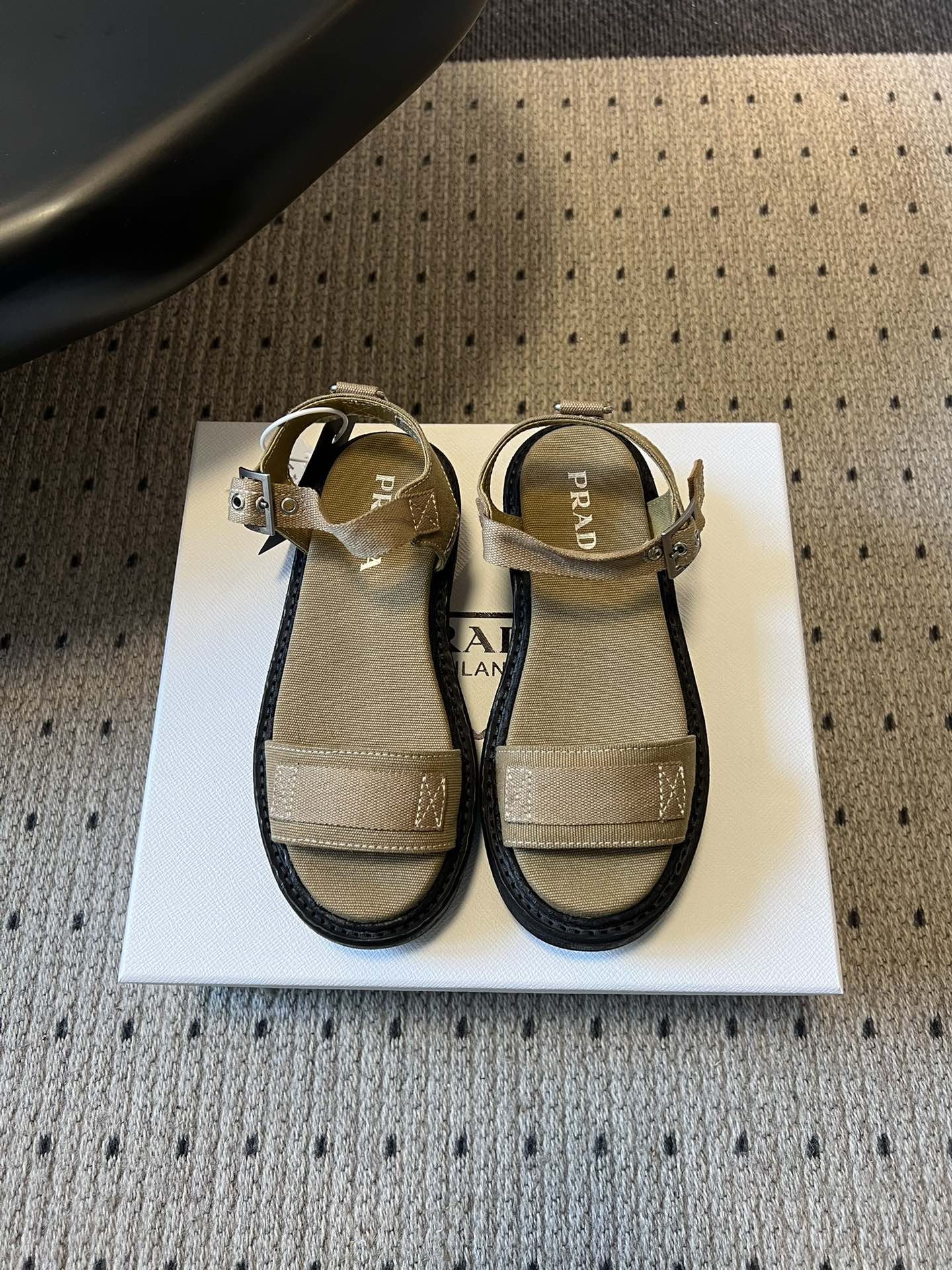 NO:747740,Prad* 26ss new classic thick-soled sandals for early spring. Prada thick-soled sandals deconstruct summer elegance with clean lines. The iconic metal buckle and brand logo low-key highlight the identity between the breathable webbing; the thick-soled design cleverly modifies the proportions, and every step is relaxed and aura. Wear the summer wind on your feet. Prada  This pair of sandals is an all-purpose partner for skirts and trousers. The breathable webbing bids farewell to the stuffy heat, and the thick sole is cushioned so you won’t feel tired when walking. The full color system can be worn with white T jeans and suspender skirts. It can be worn for commuting, dating, and vacation. It is the most worthy investment item this summer. The upper is original canvas, the lining is original canvas, the sole is original molded outsole, and the height is increased by 5cm.  Size 35-41 (40 and 41 can be customized and non-returnable), sandals, prada, sandals, skirts, jeans19860909Prad* 26ss 早春新款经典厚底凉鞋 Prada 厚底凉鞋,以利落线条解构夏日奢雅. 标志性金属扣与品牌标识,在透气织带间低调彰显身份；厚底设计巧妙修饰比例,步履间皆是松弛与气场.把夏天的风,穿在脚上.Prada 这双凉鞋,是裙装与裤装的万能搭档.透气织带告别闷热,厚底缓震暴走不累. 全色系闭眼入,白T牛仔裤、吊带裙都能搭,通勤、约会、度假都能打,是今年夏天最值得投资的单品. 鞋面原版帆布 内里原版帆布 鞋底原版开模大底 增高5cm 码数35-41（40、41可定做不退换）,凉鞋,prada,sandals,skirts,jeans,Women's Shoes