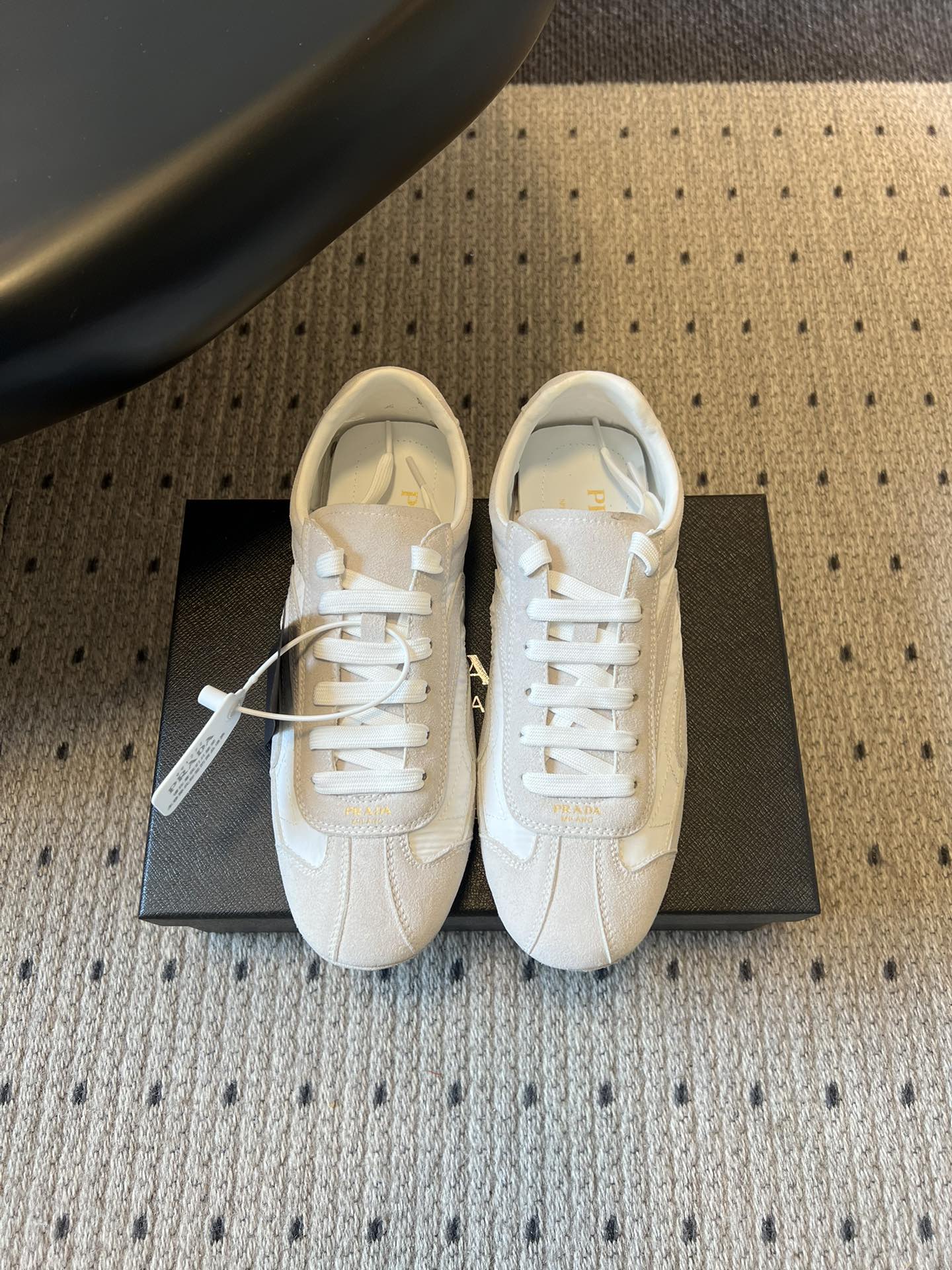 NO:725574,Top quality Prad* 26ss early spring new retro casual shoes Forrest Gump sneakers are based on the retro sneakers of the 1990s. The low-top + rounded toe shape is simple and neat, which not only retains the sports attributes, but also has a sense of fashion. It provides a variety of high-saturation colors such as yellow, blue, purple, and pink, as well as basic colors such as black and white to meet the matching needs of different styles.  The soft upper material and loose shoe last design fit the foot shape immediately, without the need for running in, and the feet will not be rubbed when worn barefoot. It can be matched with casual jeans and sports pants, as well as simple dresses and suit pants. It is a 'universal shoe' for daily wear. The upper is cow suede/ski cloth, and the inner sheepskin outsole is original molded outsole size 35-41 (40.41 customization is not returnable)  Heel height 2cm, casual shoes/sports shoes, prada, sneakers, skirts, jeans, business suit, sheepskin19860909顶级品质 Prad* 26ss早春新款复古休闲鞋阿甘鞋运动鞋 以90年代复古运动鞋为原型,低帮+圆润鞋头的造型简约利落,既保留了运动属性,又兼具时尚感.提供黄色、蓝色、紫色、粉色等多种高饱和度配色,也有黑色、白色等基础色可选,满足不同风格的搭配需求. 柔软的鞋面材质与宽松的鞋楦设计,上脚即贴合脚型,无需磨合,赤脚穿也不会磨脚.既能搭配休闲感的牛仔裤、运动裤,也能适配简约风的连衣裙、西装裤,是日常穿搭的“万能鞋款”. 鞋面牛反绒/滑雪布 内里羊皮 大底原版开模大底 size35-41（40.41定制不退换） 跟高2cm,休闲鞋/运动鞋,prada,sneakers,skirts,jeans,business suit,sheepskin,Women's Shoes