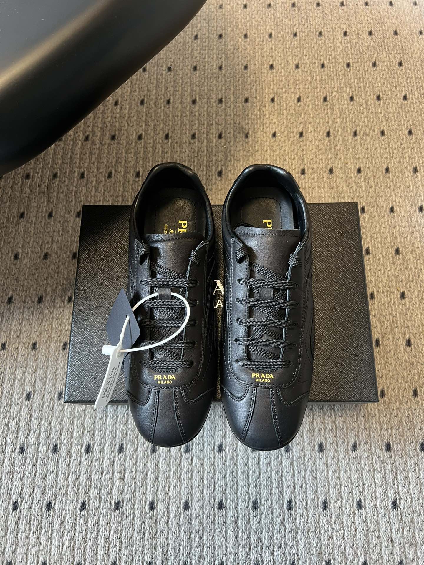 NO:725580,Top quality Prad* 26ss spring and summer new strappy flat casual shoes, derived from the Linea Rossa series in 2005, retaining the sporty top stitching and dynamic lines, combining retro charm and modern sophistication. The low-profile shoes are simple and neat, suitable for suits, jeans, sportswear and other styles, and are practical for daily wear.  The body of the shoe has the iconic golden Prada gold label, which highlights the brand recognition in a low-key manner. The overall workmanship is rigorous, and the oil edges and stitching lines are clean and neat. The soft leather is matched with the flexible sole, which is light on the foot and has the texture of leather shoes and the comfortable feel of sports shoes. The material is breathable and the shoe shape is versatile, suitable for wearing in all seasons of spring, autumn and winter. The upper is imported calfskin, the lining is sheepskin, and the outsole is original molded and increased by 2cm.  size35-41 (40.41 customization is not returnable), casual shoes/sports shoes, prada, sneakers, business suit, cowhide, sheepskin19860909顶级品质 Prad* 26ss春夏新款绑带平底休闲鞋德训鞋 源自2005年的Linea Rossa系列,保留了运动感的顶线缝合与动感线条,兼具复古韵味与现代精致感.低-profile鞋型简约利落,适配西装、牛仔、运动装等多种风格,日常穿搭实用性强. 鞋身带有标志性的金色Prada金标,低调中彰显品牌辨识度,整体做工严谨,油边与车线干净整齐.柔软的皮革与灵活鞋底搭配,上脚轻盈,兼具皮鞋质感与运动鞋的舒适脚感.材质透气且鞋型百搭,适合春秋冬多季节穿着. 鞋面进口小牛皮 内里羊皮 大底原版开模大底 增高2cm size35-41（40.41定制不退换）,休闲鞋/运动鞋,prada,sneakers,business suit,cowhide,sheepskin,Women's Shoes