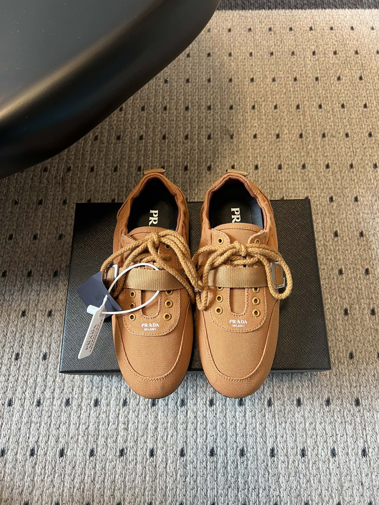 NO:747705,Prad *26ss retro strappy flat-soled casual shoes Forrest Gump shoes. The upper is made of canvas-like fabric with a delicate texture. It is combined with a double-fixed design of laces and Velcro buckles, which has both practicality and design. The shoe shape is low-cut and flat-soled, with simple and smooth lines, leaning towards the style of retro moral training shoes/driving shoes.  There are two classic colors, navy blue and khaki brown, both of which are low-saturation earth/cool tones, versatile and textured; the toe is rounded, and the shoe body is simple and elegant without too many decorations. The flat-soled design with soft upper makes the foot feel comfortable and suitable for daily leisure, commuting and other scenarios. Original canvas upper, sheepskin lining, outsole, TPU outsole, increased by 2cm size:  35-41 (40.41 customization is non-refundable), casual shoes/sports shoes, prada, sneakers, sheepskin19860909Prad *26ss复古绑带平底休闲鞋阿甘鞋 鞋面采用帆布质感的面料,质感细腻,结合系带与魔术贴搭扣双重固定设计,兼具实用性与设计感；鞋型为低帮平底,线条简约流畅,偏向复古德训鞋/驾车鞋的风格. 有藏蓝色、卡其棕色两款经典色系,均为低饱和度的大地/冷色调,百搭且显质感；鞋头圆润,鞋身无过多装饰,简约大气.平底设计搭配柔软鞋面,脚感舒适,适合日常休闲、通勤等多种场景. 鞋面原版帆布 内里羊皮 大底TPU大底 增高2cm size : 35-41（40.41定制不退换）,休闲鞋/运动鞋,prada,sneakers,sheepskin,Women's Shoes