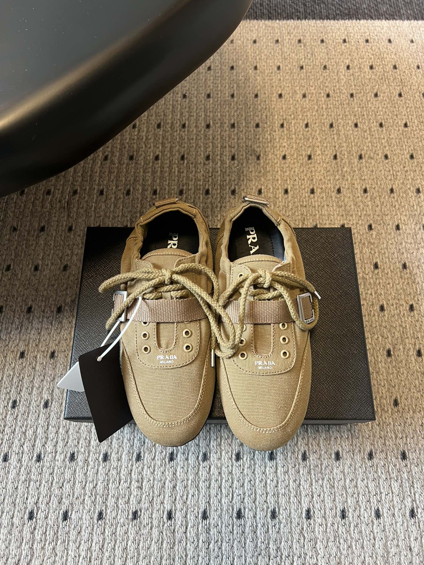 NO:747710,Prad *26ss retro strappy flat-soled casual shoes Forrest Gump shoes. The upper is made of canvas-like fabric with a delicate texture. It is combined with a double-fixed design of laces and Velcro buckles, which has both practicality and design. The shoe shape is low-cut and flat-soled, with simple and smooth lines, leaning towards the style of retro moral training shoes/driving shoes.  There are two classic colors, navy blue and khaki brown, both of which are low-saturation earth/cool tones, versatile and textured; the toe is rounded, and the shoe body is simple and elegant without too many decorations. The flat-soled design with soft upper makes the foot feel comfortable and suitable for daily leisure, commuting and other scenarios. Original canvas upper, sheepskin lining, outsole, TPU outsole, increased by 2cm size:  35-41 (40.41 customization is non-refundable), casual shoes/sports shoes, prada, sneakers, sheepskin19860909Prad *26ss复古绑带平底休闲鞋阿甘鞋 鞋面采用帆布质感的面料,质感细腻,结合系带与魔术贴搭扣双重固定设计,兼具实用性与设计感；鞋型为低帮平底,线条简约流畅,偏向复古德训鞋/驾车鞋的风格. 有藏蓝色、卡其棕色两款经典色系,均为低饱和度的大地/冷色调,百搭且显质感；鞋头圆润,鞋身无过多装饰,简约大气.平底设计搭配柔软鞋面,脚感舒适,适合日常休闲、通勤等多种场景. 鞋面原版帆布 内里羊皮 大底TPU大底 增高2cm size : 35-41（40.41定制不退换）,休闲鞋/运动鞋,prada,sneakers,sheepskin,Women's Shoes