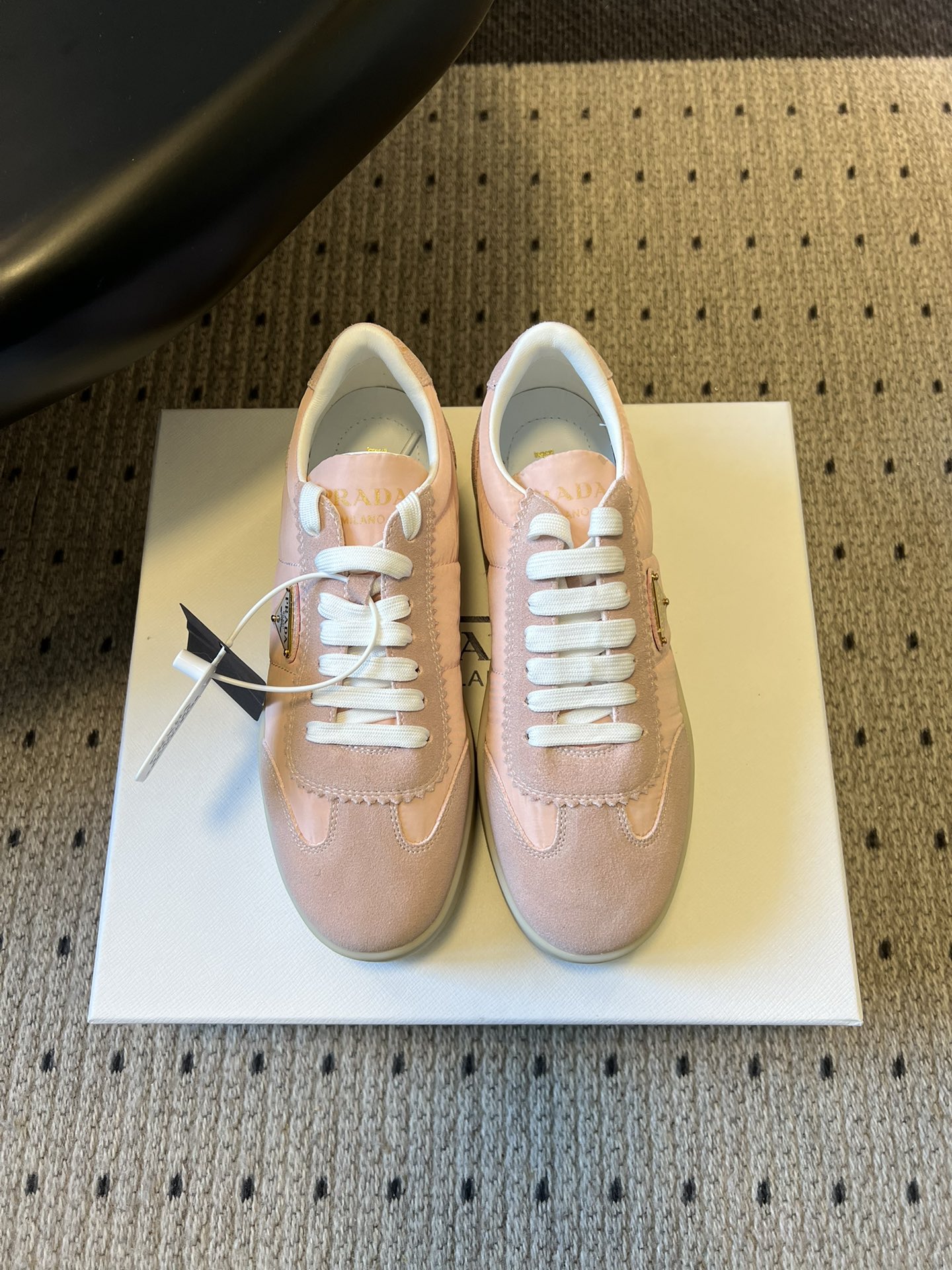 NO:747160,Prad* 26ss new classic suede white shoes for early spring Prada This pair of suede white shoes captures the gentleness and sweetness of early spring. Soft suede is spliced with satin, and every step feels like stepping on clouds. Classic silhouette, texture first. Prada  The collision of suede and satin redefines daily elegance. The high-end expression of retro sports style is hidden in every detail. The thick-soled design cleverly modifies the leg shape, giving it a casual aura when walking; the iconic metal triangle logo embellishes the side of the shoe, which is both a status symbol and a visual focus.  It breaks the boundary between sports and fashion. It can adapt to the neatness of daily commuting, and can also hold the relaxation of weekend citywalk. It is a pair of 'all-round shoes' in the true sense. A good pair of shoes is a gentle reward for daily life. The Prada mesh series puts refinement and comfort under your feet. The upper is cow suede, the lining is sheepskin, and the sole is TPU outsole.  Size 35-41 (40 and 41 can be customized and non-returnable), casual shoes/sports shoes, prada, sneakers, sheepskin, chamois leather19860909Prad* 26ss 早春新款经典麂皮小白鞋 Prada 这双麂皮小白鞋,把早春的温柔和甜酷都拿捏了.软糯麂皮拼接缎面,每一步都像踩在云朵上.经典轮廓,质感至上.Prada 用麂皮与缎面的碰撞,重新定义日常奢雅.复古运动风的高阶表达,藏在每一处细节里.厚底设计巧妙修饰腿型,让行走间自带随性气场；标志性金属三角标点缀鞋侧,既是身份象征,也是视觉焦点. 它打破了运动与时尚的边界,既能适配日常通勤的利落,也能hold住周末citywalk的松弛,是一双真正意义上的“全能鞋款”.一双好鞋,是对日常的温柔犒赏.Prada 网眼系列,把精致与舒适,都穿在脚下. 鞋面牛反绒 内里羊皮 鞋底TPU大底 码数35-41（40、41可定做不退换）,休闲鞋/运动鞋,prada,sneakers,sheepskin,chamois leather,Women's Shoes