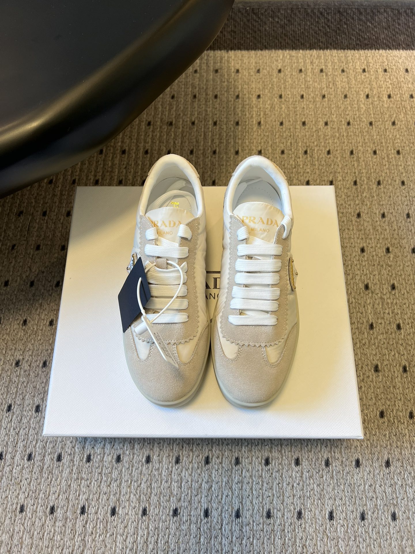 NO:725632,Top quality Prad* 26ss new classic suede white shoes for early spring Prada This pair of suede white shoes captures the gentleness and sweet coolness of early spring. Soft waxy suede is spliced with satin, and every step is like stepping on clouds. Classic silhouette, texture first. Prada  The collision of suede and satin redefines daily elegance. The high-end expression of retro sports style is hidden in every detail. The thick-soled design cleverly modifies the leg shape, giving it a casual aura when walking; the iconic metal triangle logo embellishes the side of the shoe, which is both a status symbol and a visual focus.  It breaks the boundary between sports and fashion. It can adapt to the neatness of daily commuting, and can also hold the relaxation of weekend citywalk. It is a pair of 'all-round shoes' in the true sense. A good pair of shoes is a gentle reward for daily life. The Prada mesh series puts refinement and comfort under your feet. The upper is cow suede, the lining is sheepskin, and the sole is TPU outsole.  Size 35-41 (40 and 41 can be customized and non-returnable), casual shoes/sports shoes, prada, sneakers, sheepskin, chamois leather19860909顶级品质 Prad* 26ss 早春新款经典麂皮小白鞋 Prada 这双麂皮小白鞋,把早春的温柔和甜酷都拿捏了.软糯麂皮拼接缎面,每一步都像踩在云朵上.经典轮廓,质感至上.Prada 用麂皮与缎面的碰撞,重新定义日常奢雅.复古运动风的高阶表达,藏在每一处细节里.厚底设计巧妙修饰腿型,让行走间自带随性气场；标志性金属三角标点缀鞋侧,既是身份象征,也是视觉焦点. 它打破了运动与时尚的边界,既能适配日常通勤的利落,也能hold住周末citywalk的松弛,是一双真正意义上的“全能鞋款”.一双好鞋,是对日常的温柔犒赏.Prada 网眼系列,把精致与舒适,都穿在脚下. 鞋面牛反绒 内里羊皮 鞋底TPU大底 码数35-41（40、41可定做不退换）,休闲鞋/运动鞋,prada,sneakers,sheepskin,chamois leather,Women's Shoes