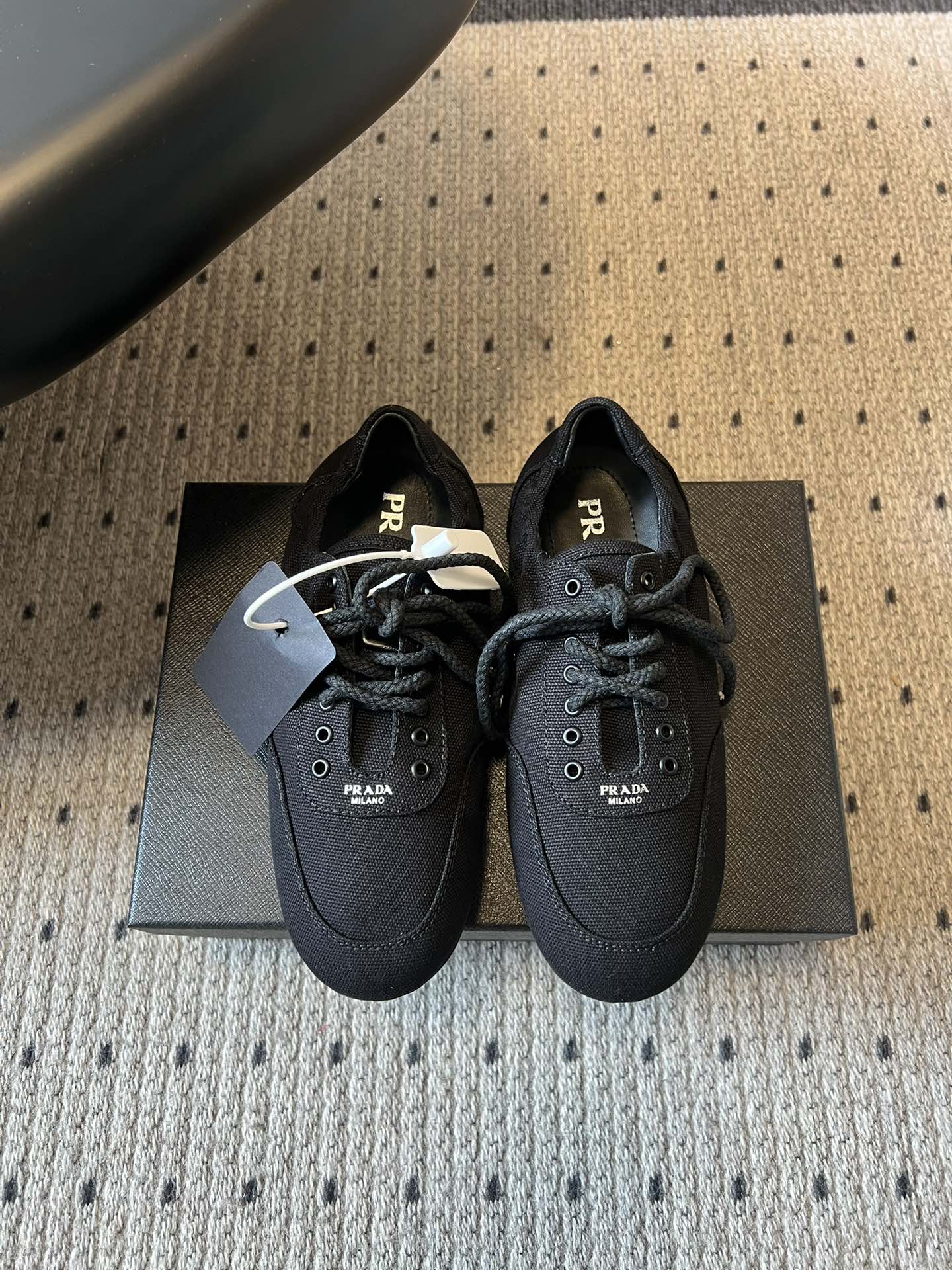 NO:747472,The top version of Prada 26ss early spring new classic canvas moral training shoes puts the tightness of commuting under your feet. Canvas moral training shoes, soft and tough canvas wrapped in neat shoe shape, caramel, off-white, haze blue...  Wear the gentleness of the season on your feet. You don’t have to work hard to match it. Jeans, skirts and wide-leg pants can create a casual tone. No matter how far you walk, it will be like walking on clouds, comfortable and decent. Classic, never need to be deliberately flamboyant. Retro moral training shoes use canvas to restore the retro sports silhouette, low-key logo is hidden in the upper, and the details are high-end. The five low-saturated colors are suitable for all minimalist outfits in the wardrobe, for work, dates, and citywalks, making you effortlessly fashionable in one step.  When the wind blows across the street corner, your steps should be lighter. This pair of canvas moral training shoes is a gentle footnote to daily life. The soft canvas wraps the ankles, like wearing the autumn sunshine on the body. Original canvas upper, sheepskin lining, TPU outsole, 2cm higher  Size 35-41 (40 and 41 can be customized and non-returnable), casual shoes/sports shoes, prada, sneakers, skirts, jeans, sheepskin19860909顶级版本 Prada 26ss早春新款经典帆布德训鞋 把通勤的紧绷感,都踩在脚下.帆布德训鞋,软韧帆布裹着利落鞋型,焦糖、米白、雾霾蓝… 把季节的温柔穿在脚上.不用费力搭配,牛仔裤、半裙、阔腿裤都能搭出随性腔调,走再远的路,也像踩在云里,自在又体面.经典,从来不用刻意张扬.复古德训鞋,以帆布还原复古运动轮廓,低调 Logo 藏在鞋面,细节里都是高级感.五款低饱和色调,适配衣橱里所有极简穿搭,上班、约会、citywalk,一步踏出不费力的时髦. 风掠过街角的时候,脚步也该轻一点. 这双 帆布德训鞋,是写给日常的温柔注脚,软乎乎的帆布包裹脚踝,像把秋天的阳光穿在身上. 鞋面原版帆布 内里羊皮 鞋底TPU大底 增高2cm 码数35-41（40、41可定做不退换）,休闲鞋/运动鞋,prada,sneakers,skirts,jeans,sheepskin,Women's Shoes