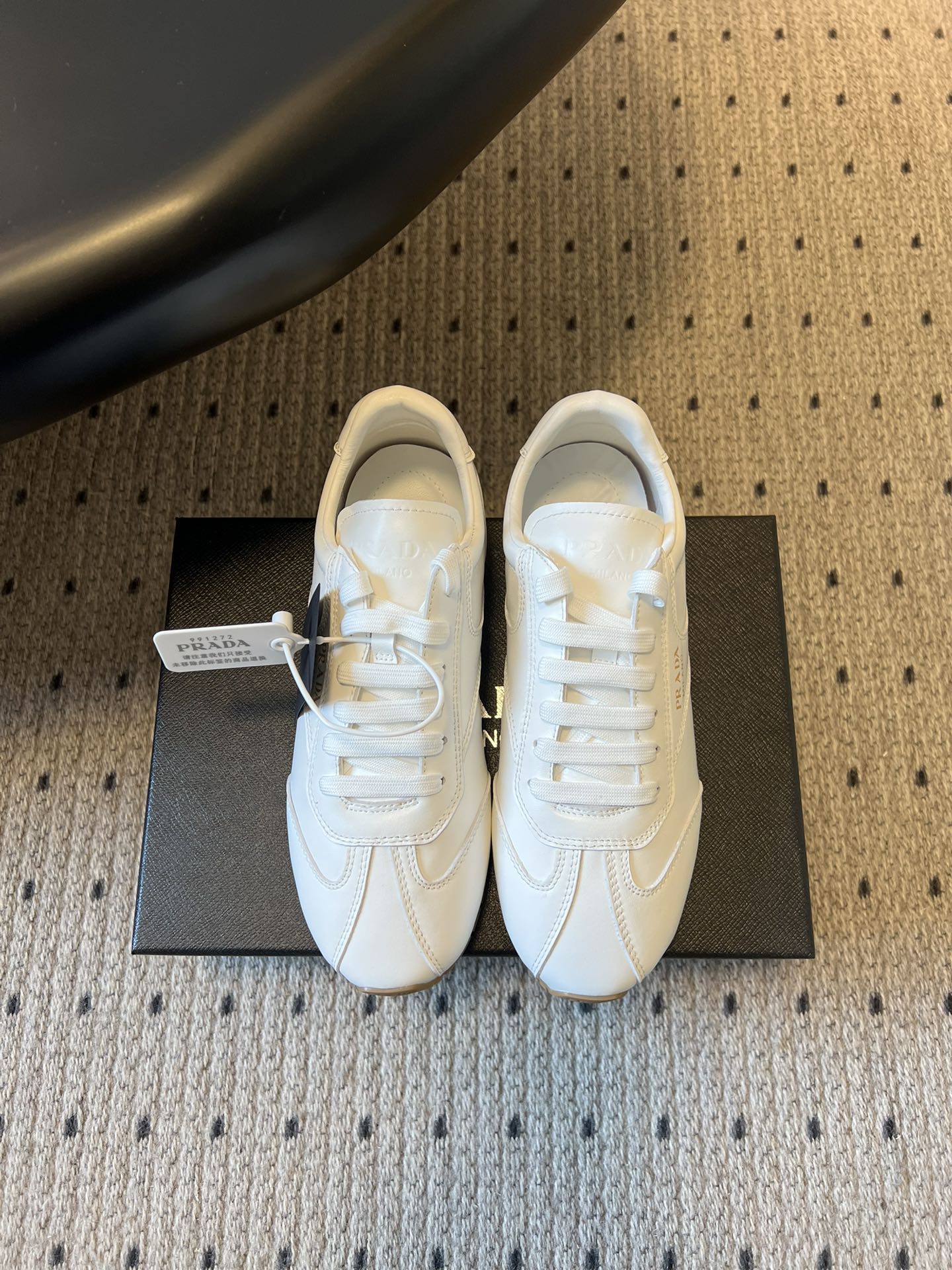 NO:725595,Top quality Prad* 26ss early spring new classic retro moral training shoes and casual shoes. The shoelaces are made of same-color webbing, and the iconic 'PRADA' letter logo is printed on the side of the shoe body. Some styles also have a metal triangle logo, which is highly recognizable. Based on the retro sports shoes of the 1990s, the shape of the low top + rounded toe is simple and neat, which not only retains sports attributes, but also has a sense of fashion.  The soft upper material and loose shoe last design fit the foot shape immediately, without the need for running in, and the feet will not be rubbed when worn barefoot. It can be matched with casual jeans and sports pants, as well as simple dresses and suit pants. It is a 'universal shoe' for daily wear. The upper is imported calfskin/cow suede, the lining is sheepskin, and the TPU outsole is size 35-41 (customized sizes 40 and 41 are not returnable)  Heel height 2cm, casual shoes/sports shoes, prada, sneakers, skirts, jeans, business suit, cowhide, sheepskin19860909顶级品质 Prad* 26ss早春新款经典复古德训鞋休闲鞋 鞋带为同色系织带,鞋身侧面印有标志性的“PRADA”字母标识,部分款式还带有金属三角标,辨识度极高.以90年代复古运动鞋为原型,低帮+圆润鞋头的造型简约利落,既保留了运动属性,又兼具时尚感. 柔软的鞋面材质与宽松的鞋楦设计,上脚即贴合脚型,无需磨合,赤脚穿也不会磨脚.既能搭配休闲感的牛仔裤、运动裤,也能适配简约风的连衣裙、西装裤,是日常穿搭的“万能鞋款”. 鞋面进口小牛皮/牛反绒 内里羊皮 大底TPU大底 size35-41码（40、41码定制不退换） 跟高2cm,休闲鞋/运动鞋,prada,sneakers,skirts,jeans,business suit,cowhide,sheepskin,Women's Shoes