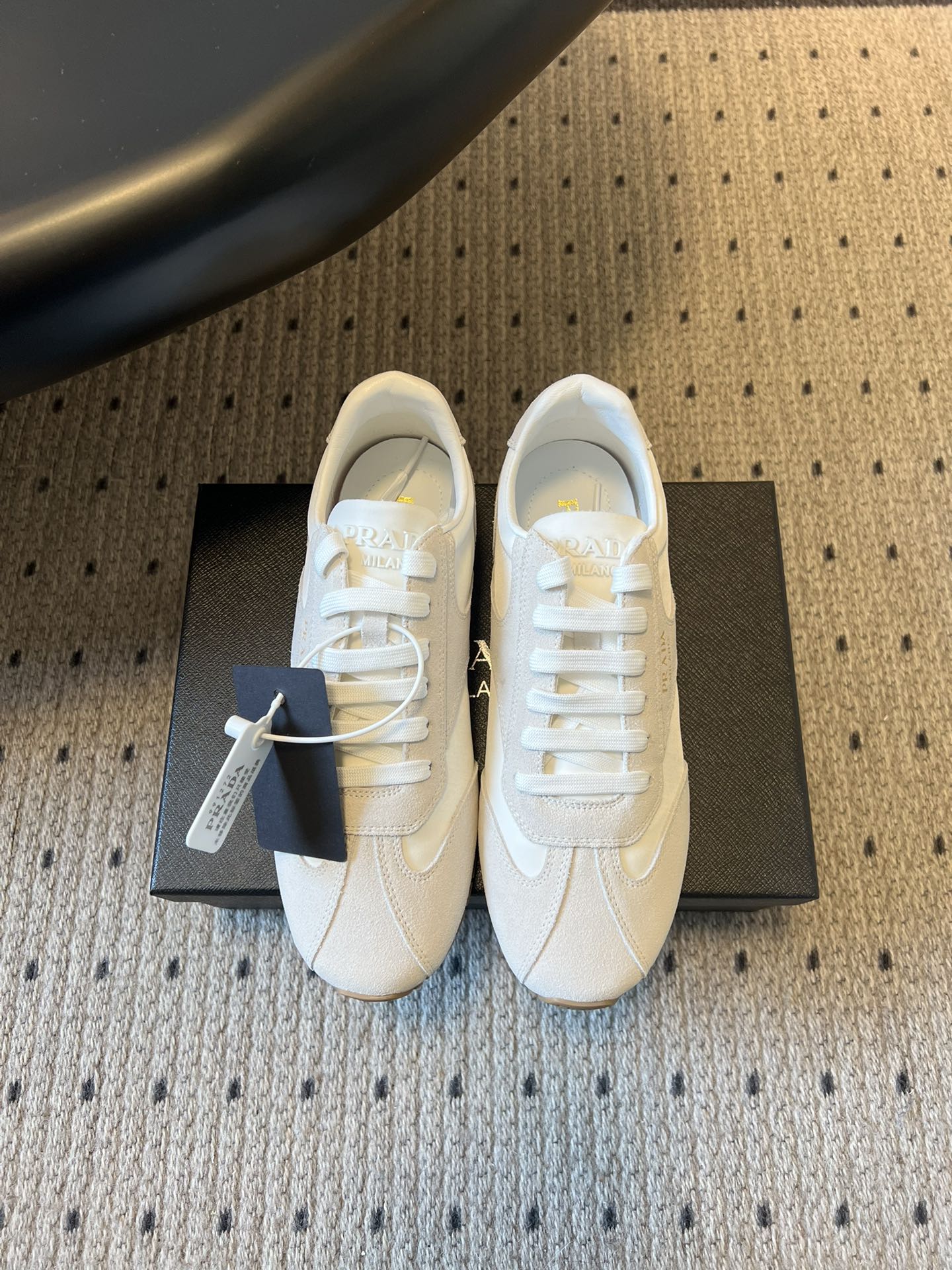 NO:747498,The top version of suede Prada 26ss early spring new classic retro moral training shoes casual shoes. The shoelaces are ribbons of the same color. The iconic 'PRADA' letter logo is printed on the side of the shoe body. Some styles also have a metal triangle logo, which is highly recognizable. Based on the retro sports shoes of the 1990s, the shape of the low top + rounded toe is simple and neat, which not only retains sports attributes but also has a sense of fashion.  The soft upper material and loose shoe last design fit the foot shape immediately, without the need for running in, and the feet will not be rubbed when worn barefoot. It can be matched with casual jeans and sports pants, as well as simple dresses and suit pants. It is a 'universal shoe' for daily wear. The upper is imported calfskin/cow suede, the lining is sheepskin, and the TPU outsole is size 35-41 (customized sizes 40 and 41 are not returnable)  Heel height 2cm, casual shoes/sports shoes, prada, sneakers, skirts, jeans, business suit, cowhide, sheepskin19860909顶级版本绒面 Prada 26ss早春新款经典复古德训鞋休闲鞋 鞋带为同色系织带,鞋身侧面印有标志性的“PRADA”字母标识,部分款式还带有金属三角标,辨识度极高.以90年代复古运动鞋为原型,低帮+圆润鞋头的造型简约利落,既保留了运动属性,又兼具时尚感. 柔软的鞋面材质与宽松的鞋楦设计,上脚即贴合脚型,无需磨合,赤脚穿也不会磨脚.既能搭配休闲感的牛仔裤、运动裤,也能适配简约风的连衣裙、西装裤,是日常穿搭的“万能鞋款”. 鞋面进口小牛皮/牛反绒 内里羊皮 大底TPU大底 size35-41码（40、41码定制不退换） 跟高2cm,休闲鞋/运动鞋,prada,sneakers,skirts,jeans,business suit,cowhide,sheepskin,Women's Shoes