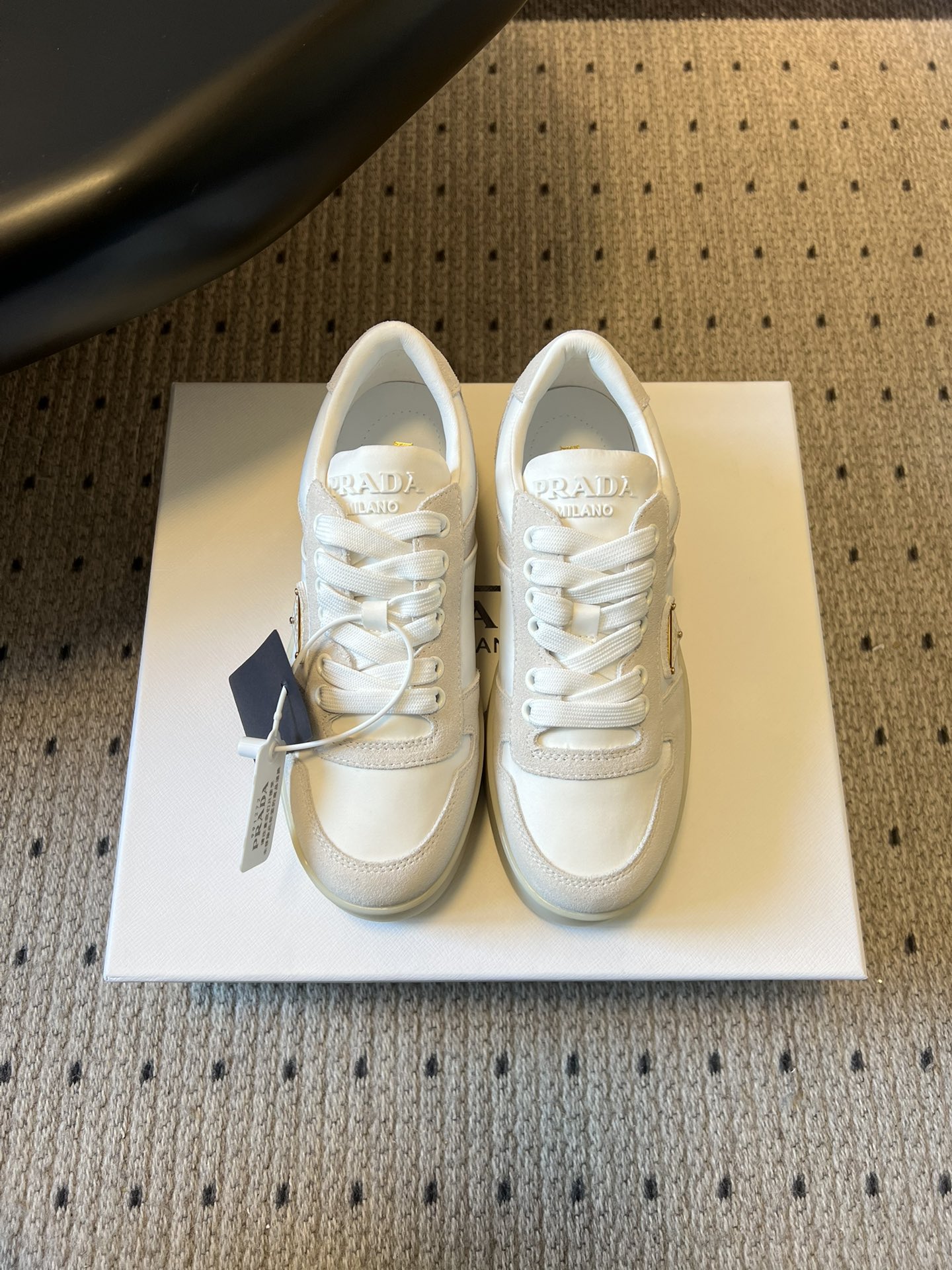 NO:725625,Top quality Prad* 26ss early spring new classic retro street-style thick-soled casual sneakers. Based on the skateboard shoes of the 90s, the low-top + wide toe design is simple and neat, which not only retains the street attributes, but also has a sense of fashion. The edges and soles of the shoes have a slight distressed effect, which enhances the retro atmosphere and reduces the traces after daily wear.  The soft upper material and loose shoe last design fit the foot shape instantly without the need for running-in, and it will not chafe your feet when worn barefoot. It can be matched with street-style jeans and sweaters, as well as simple-style suits and dresses. It is a 'universal shoe' for daily wear. Upper cow suede/ski cloth Lining sheepskin outsole TPU outsole size 35-41 (customized sizes 40 and 41 are not returnable)  Heel height 2cm, casual shoes/sports shoes, prada, sneakers, hoodie, sweatshirts, skirts, jeans, business suit, sheepskin19860909顶级品质 Prad* 26ss早春新款经典复古街头风厚底休闲板鞋 以90年代滑板鞋为原型,低帮+宽鞋头的设计简约利落,既保留了街头属性,又兼具时尚感.鞋身边缘和鞋底带有轻微做旧效果,强化复古氛围,同时减少了日常穿着后的痕迹感. 柔软的鞋面材质与宽松的鞋楦设计,上脚即贴合脚型,无需磨合,赤脚穿也不会磨脚.既能搭配街头风的牛仔裤、卫衣,也能适配简约风的西装、连衣裙,是日常穿搭的“万能鞋款”. 鞋面牛反绒/滑雪布 内里羊皮 大底TPU大底 size35-41码（40、41码定制不退换） 跟高2cm,休闲鞋/运动鞋,prada,sneakers,hoodie,sweatshirts,skirts,jeans,business suit,sheepskin,Women's Shoes