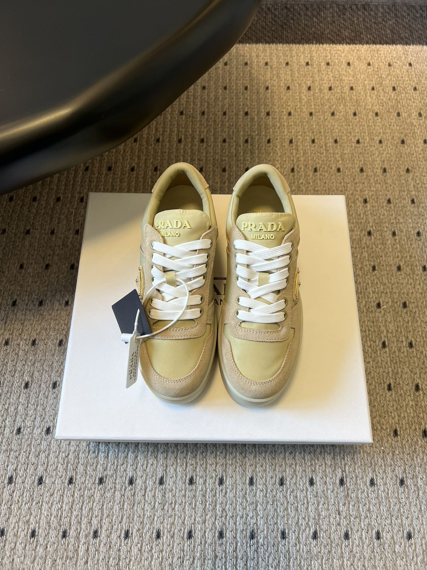 NO:747186,Prad* 26ss early spring new classic retro street-style thick-soled casual sneakers are based on skateboard shoes from the 1990s. The low-cut + wide toe design is simple and neat, which not only retains the street attributes, but also has a sense of fashion. The edges and soles of the shoes have a slight distressed effect, which enhances the retro atmosphere and reduces the traces after daily wear.  The soft upper material and loose shoe last design fit the foot shape instantly without the need for running-in, and it will not chafe your feet when worn barefoot. It can be matched with street-style jeans and sweaters, as well as simple-style suits and dresses. It is a 'universal shoe' for daily wear. Upper cow suede/ski cloth Lining sheepskin outsole TPU outsole size 35-41 (customized sizes 40 and 41 are not returnable)  Heel height 2cm, casual shoes/sports shoes, prada, sneakers, hoodie, sweatshirts, skirts, jeans, business suit, sheepskin19860909Prad* 26ss早春新款经典复古街头风厚底休闲板鞋 以90年代滑板鞋为原型,低帮+宽鞋头的设计简约利落,既保留了街头属性,又兼具时尚感.鞋身边缘和鞋底带有轻微做旧效果,强化复古氛围,同时减少了日常穿着后的痕迹感. 柔软的鞋面材质与宽松的鞋楦设计,上脚即贴合脚型,无需磨合,赤脚穿也不会磨脚.既能搭配街头风的牛仔裤、卫衣,也能适配简约风的西装、连衣裙,是日常穿搭的“万能鞋款”. 鞋面牛反绒/滑雪布 内里羊皮 大底TPU大底 size35-41码（40、41码定制不退换） 跟高2cm,休闲鞋/运动鞋,prada,sneakers,hoodie,sweatshirts,skirts,jeans,business suit,sheepskin,Women's Shoes