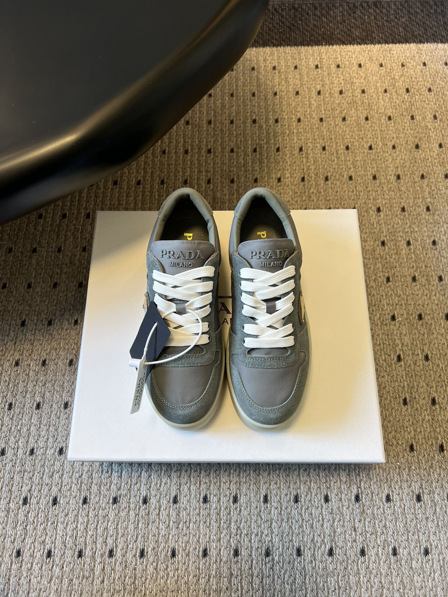 NO:747494,The top version of Prada 26ss early spring new classic retro street-style thick-soled casual sneakers is based on the skate shoes of the 90s. The low-top + wide toe design is simple and neat, which not only retains the street attributes, but also has a sense of fashion. The edges and soles of the shoes have a slight distressed effect, which enhances the retro atmosphere and reduces the traces after daily wear.  The soft upper material and loose shoe last design fit the foot shape instantly without the need for running-in, and it will not chafe your feet when worn barefoot. It can be matched with street-style jeans and sweaters, as well as simple-style suits and dresses. It is a 'universal shoe' for daily wear. Upper cow suede/ski cloth Lining sheepskin outsole TPU outsole size 35-41 (customized sizes 40 and 41 are not returnable)  Heel height 2cm, casual shoes/sports shoes, prada, sneakers, hoodie, sweatshirts, skirts, jeans, business suit, sheepskin19860909顶级版本 Prada 26ss早春新款经典复古街头风厚底休闲板鞋 以90年代滑板鞋为原型,低帮+宽鞋头的设计简约利落,既保留了街头属性,又兼具时尚感.鞋身边缘和鞋底带有轻微做旧效果,强化复古氛围,同时减少了日常穿着后的痕迹感. 柔软的鞋面材质与宽松的鞋楦设计,上脚即贴合脚型,无需磨合,赤脚穿也不会磨脚.既能搭配街头风的牛仔裤、卫衣,也能适配简约风的西装、连衣裙,是日常穿搭的“万能鞋款”. 鞋面牛反绒/滑雪布 内里羊皮 大底TPU大底 size35-41码（40、41码定制不退换） 跟高2cm,休闲鞋/运动鞋,prada,sneakers,hoodie,sweatshirts,skirts,jeans,business suit,sheepskin,Women's Shoes