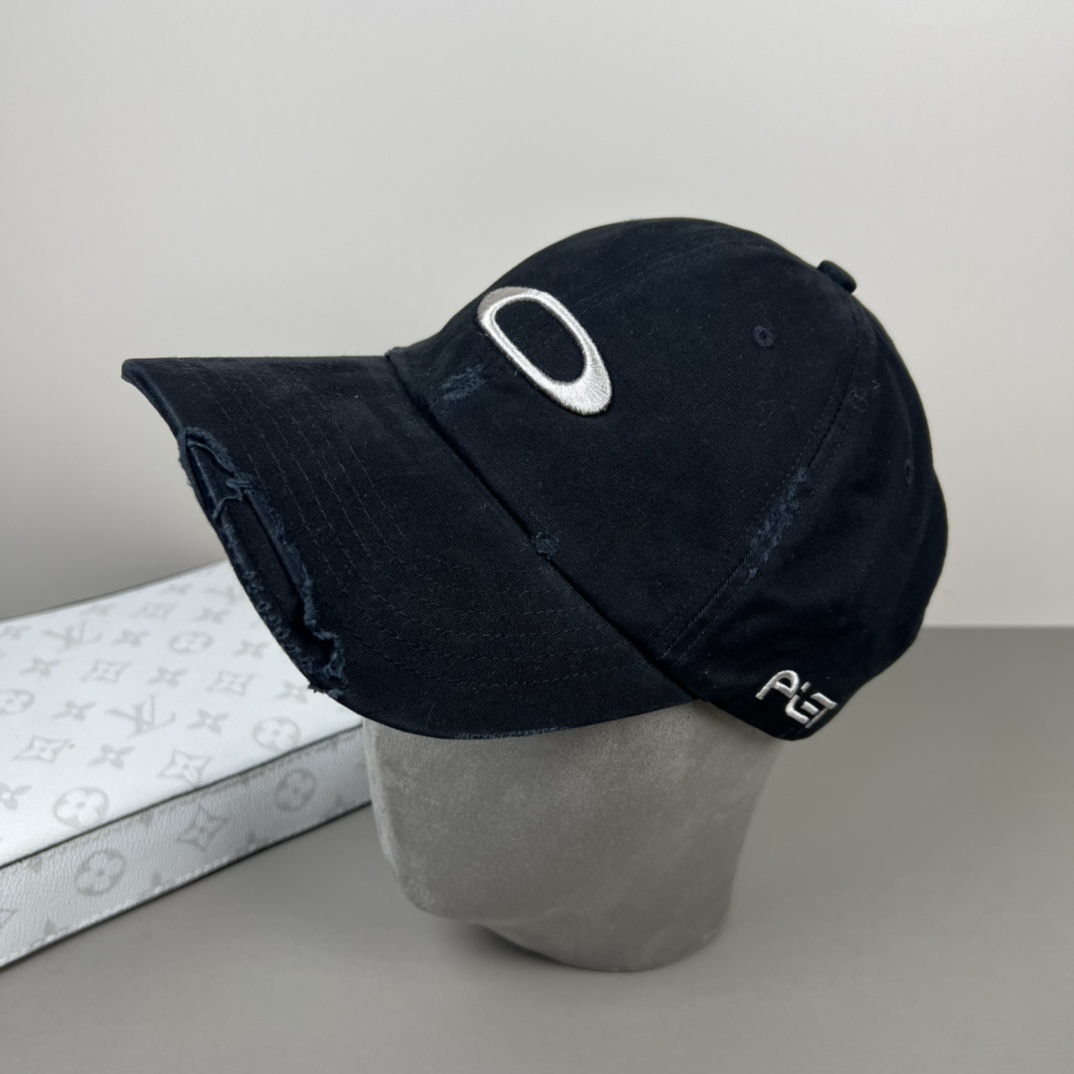 欧克利（OAKLEY）主要经营运动时尚产品，推出全新个性定制系列，帮助佩戴者打造更具个人标签的运动和休闲