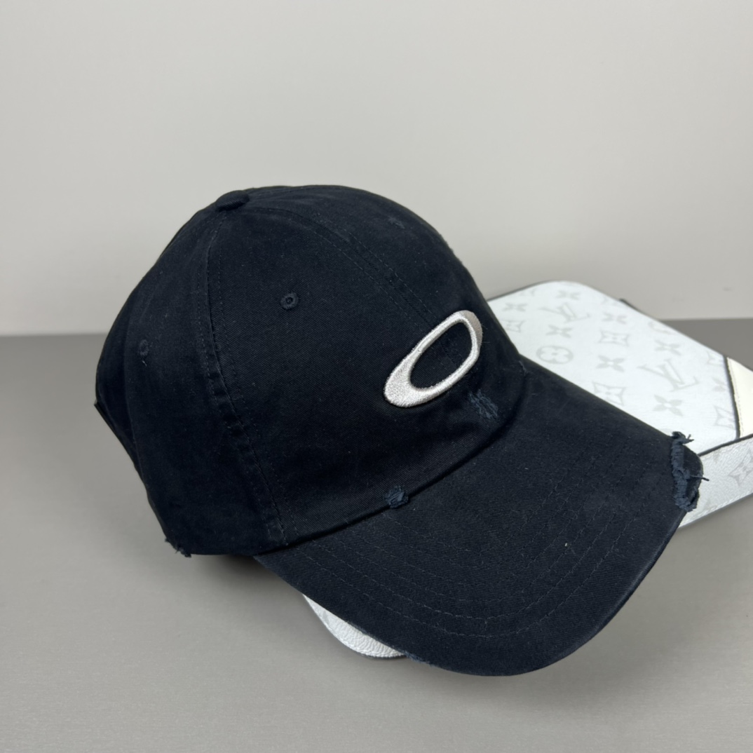 欧克利（OAKLEY）主要经营运动时尚产品，推出全新个性定制系列，帮助佩戴者打造更具个人标签的运动和休闲