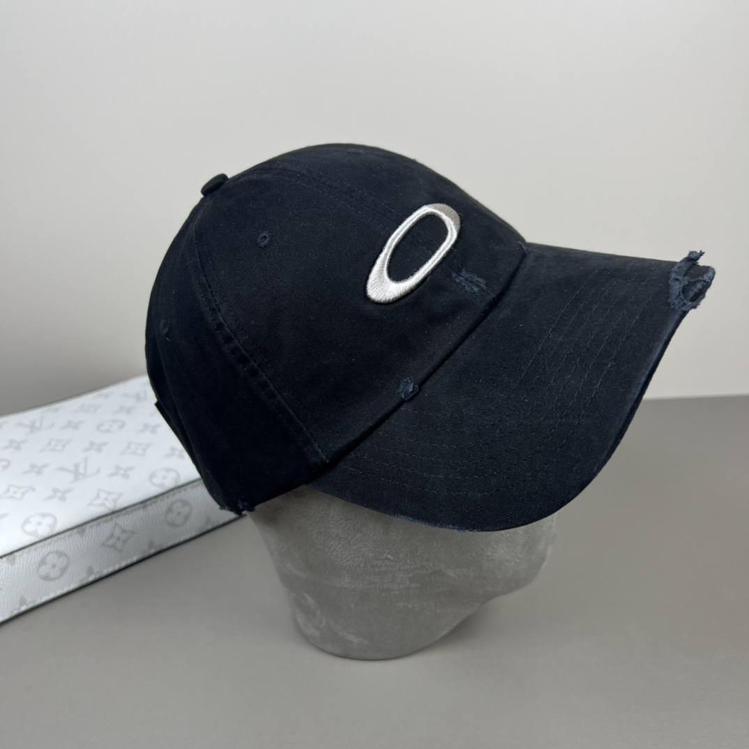 欧克利（OAKLEY）主要经营运动时尚产品，推出全新个性定制系列，帮助佩戴者打造更具个人标签的运动和休闲