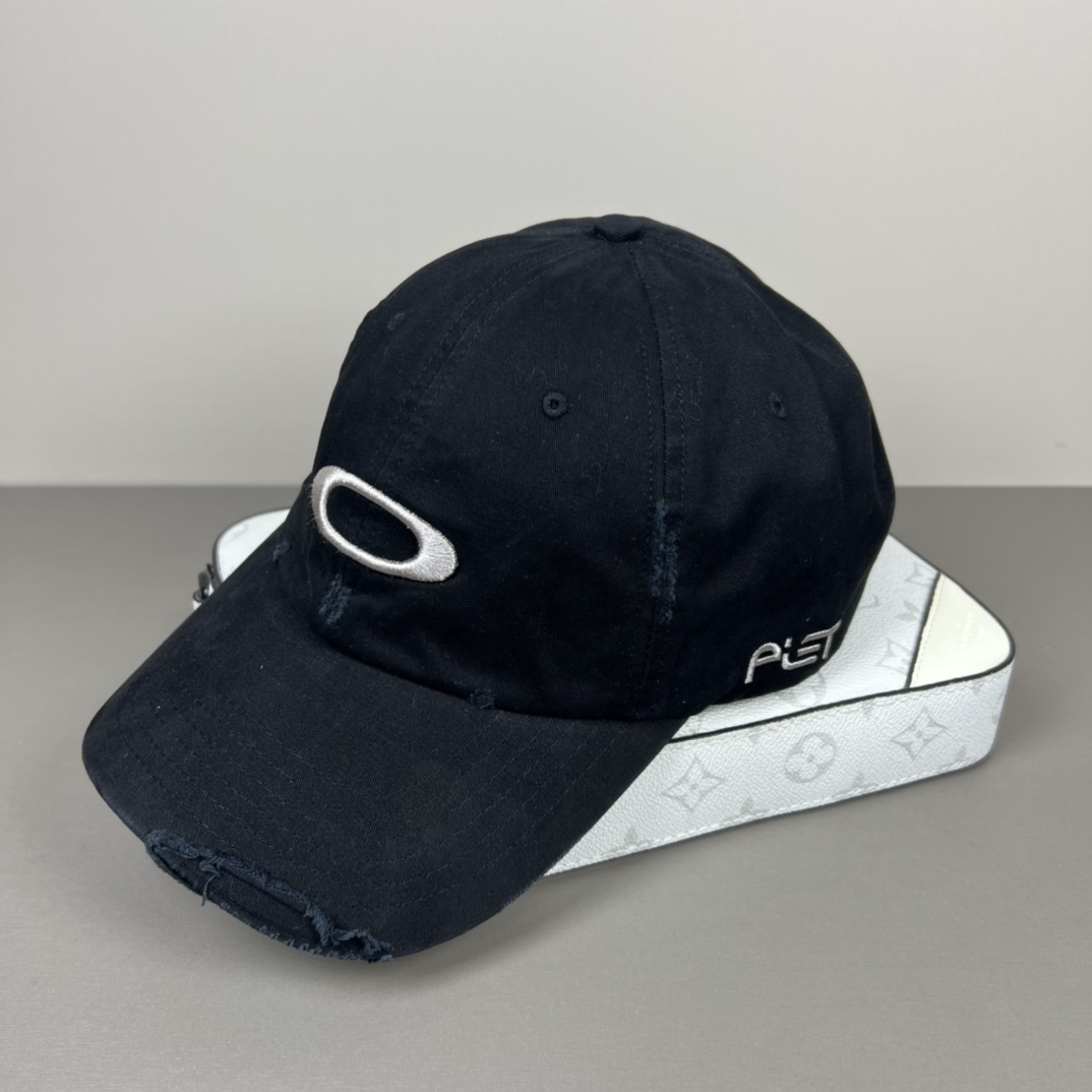 欧克利（OAKLEY）主要经营运动时尚产品，推出全新个性定制系列，帮助佩戴者打造更具个人标签的运动和休闲