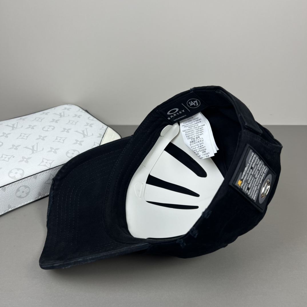 欧克利（OAKLEY）主要经营运动时尚产品，推出全新个性定制系列，帮助佩戴者打造更具个人标签的运动和休闲