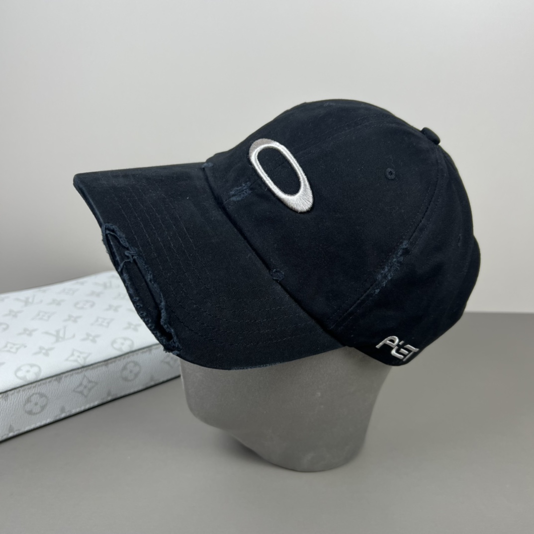 欧克利（OAKLEY）主要经营运动时尚产品，推出全新个性定制系列，帮助佩戴者打造更具个人标签的运动和休闲